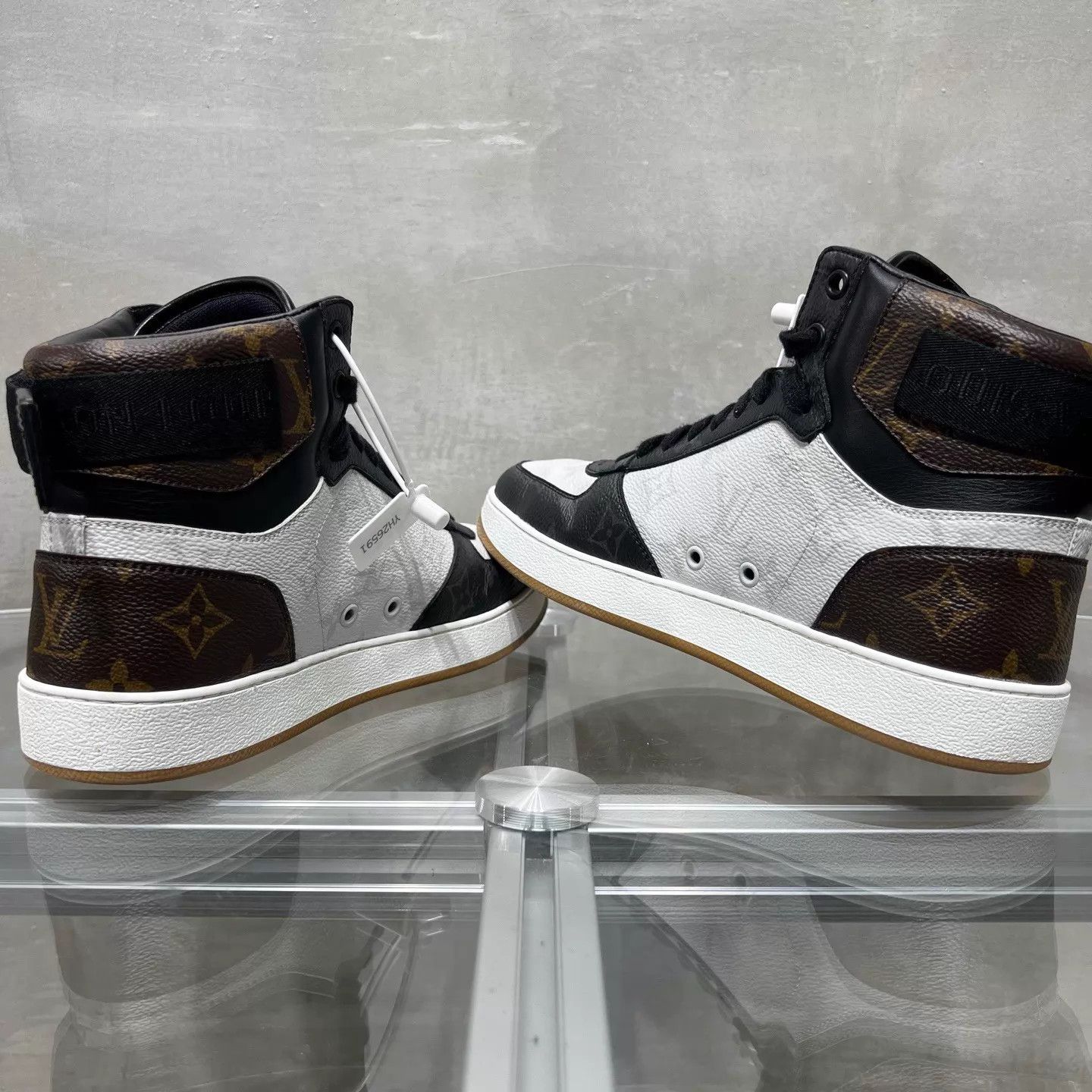 Louis Vuitton LV Rivoli high-top casual board shoe black/white UK5 Size US 6 / EU 39 - 5 Thumbnail
