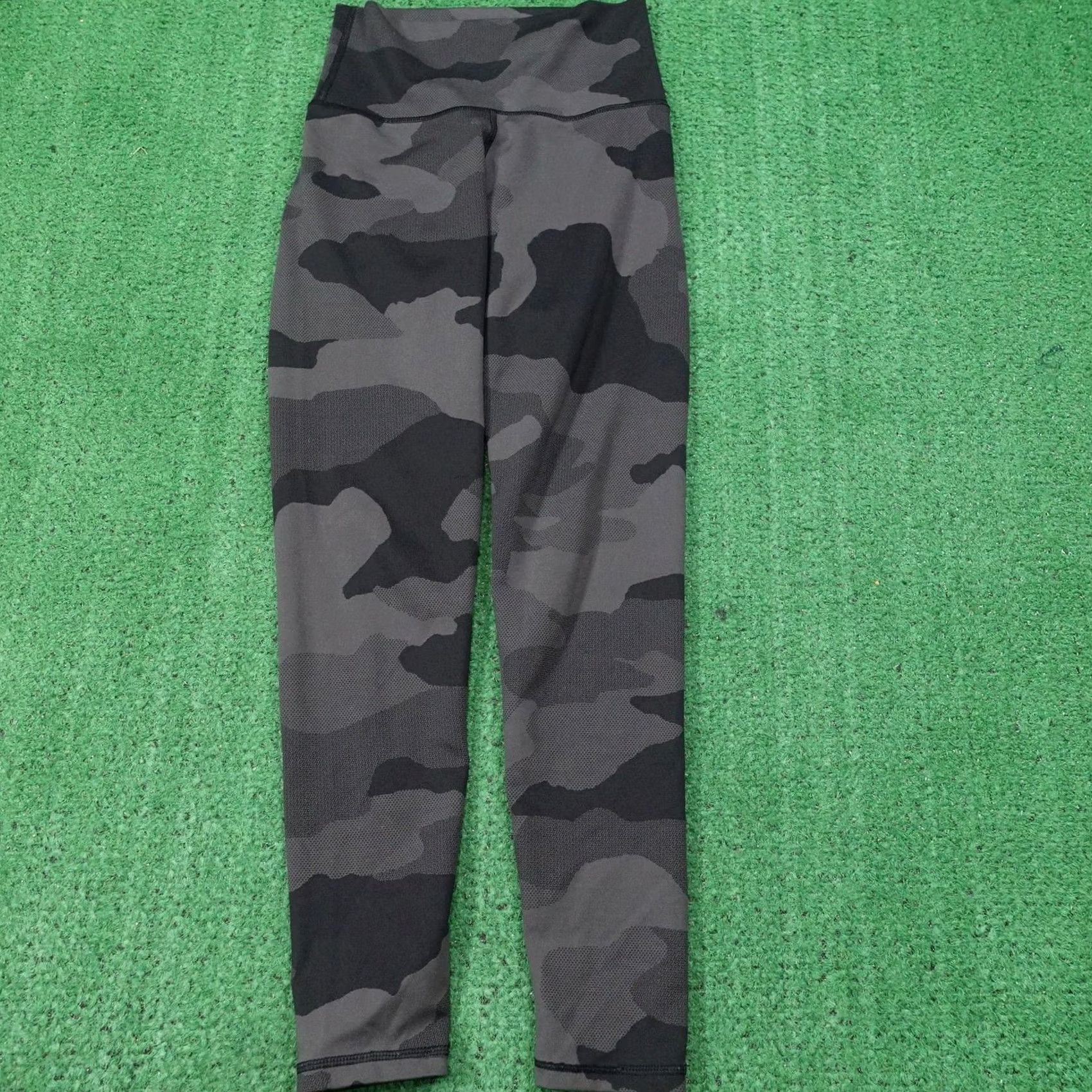 Vintage Aerie Womens S Gray Camo Ankle High Rise CHILL. PLAY. MOVE. Gym & Training Yoga Leggings Size 28" / US 6 / IT 42 - 2 Thumbnail