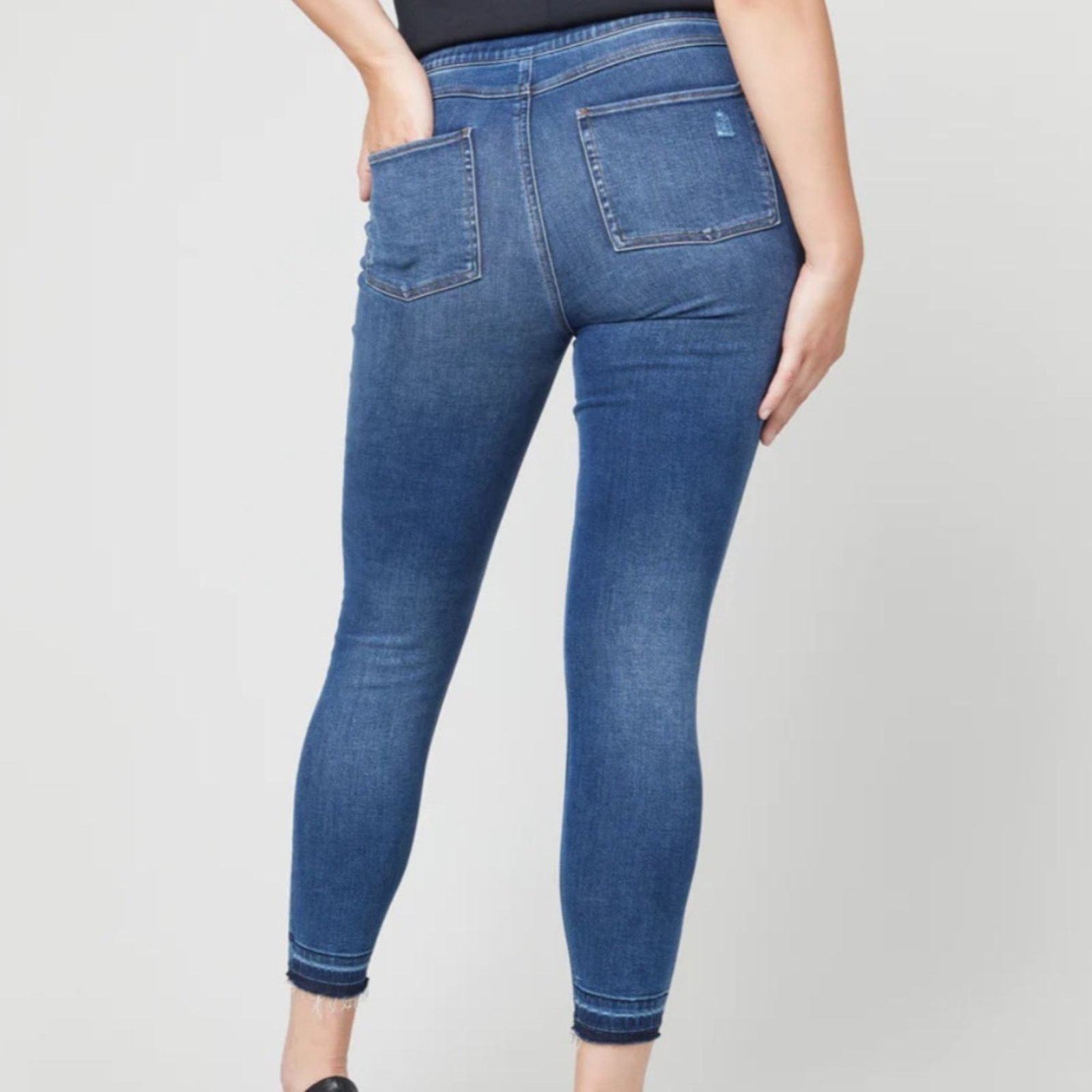 Spanx SPANX Distressed Ankle Skinny Jeans in Medium Wash Size XSP Size 24" / US 00 / IT 34 - 2 Thumbnail