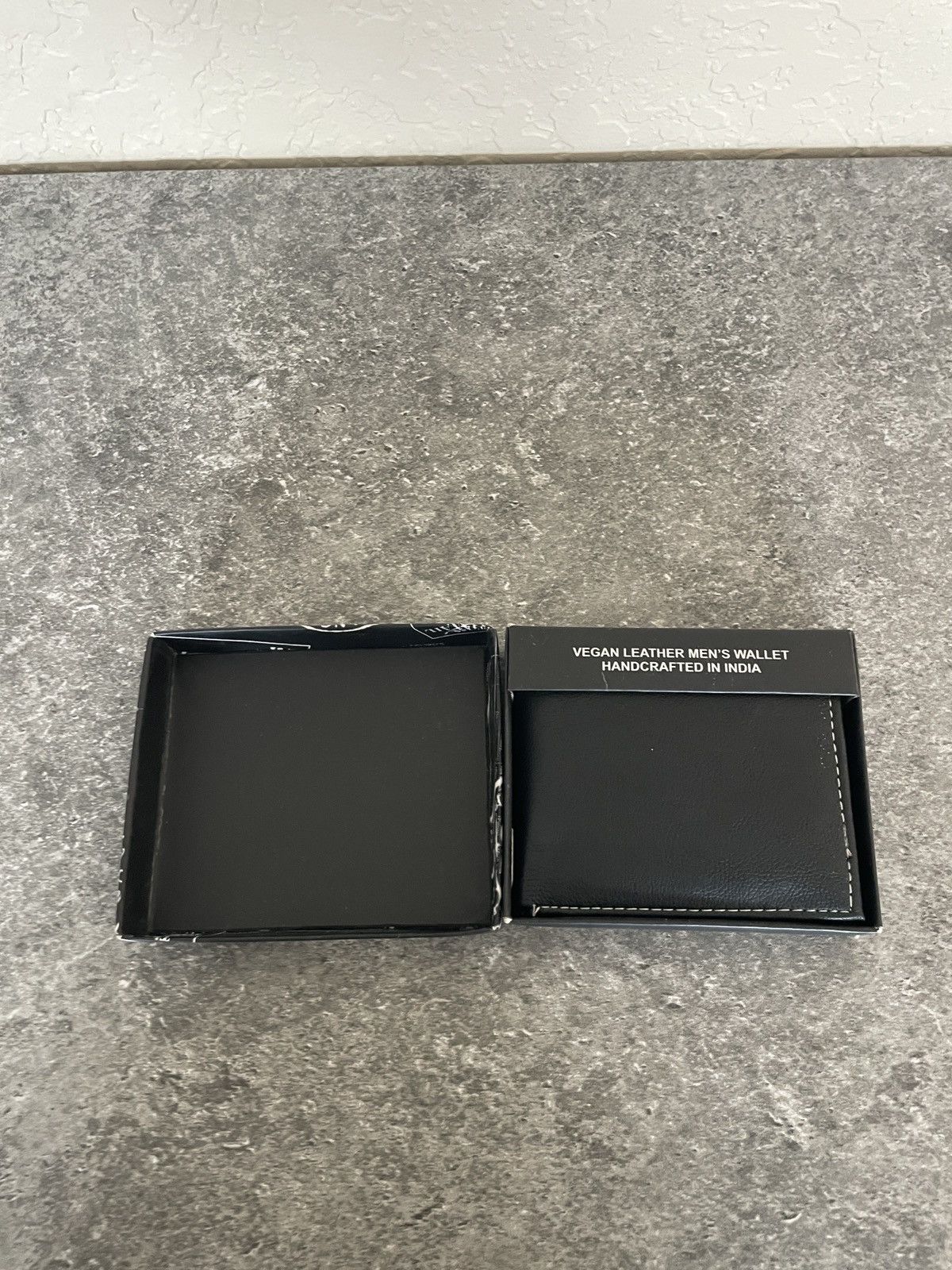 Leather Li Vegan Leather bi fold NWB Size ONE SIZE - 1 Thumbnail