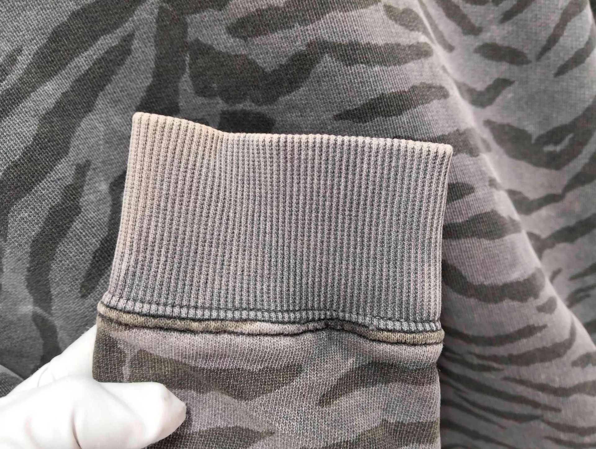 Saint Laurent Paris Saint Laurent gray tiger stripe distress crewneck M Size US M / EU 48-50 / 2 - 7 Thumbnail