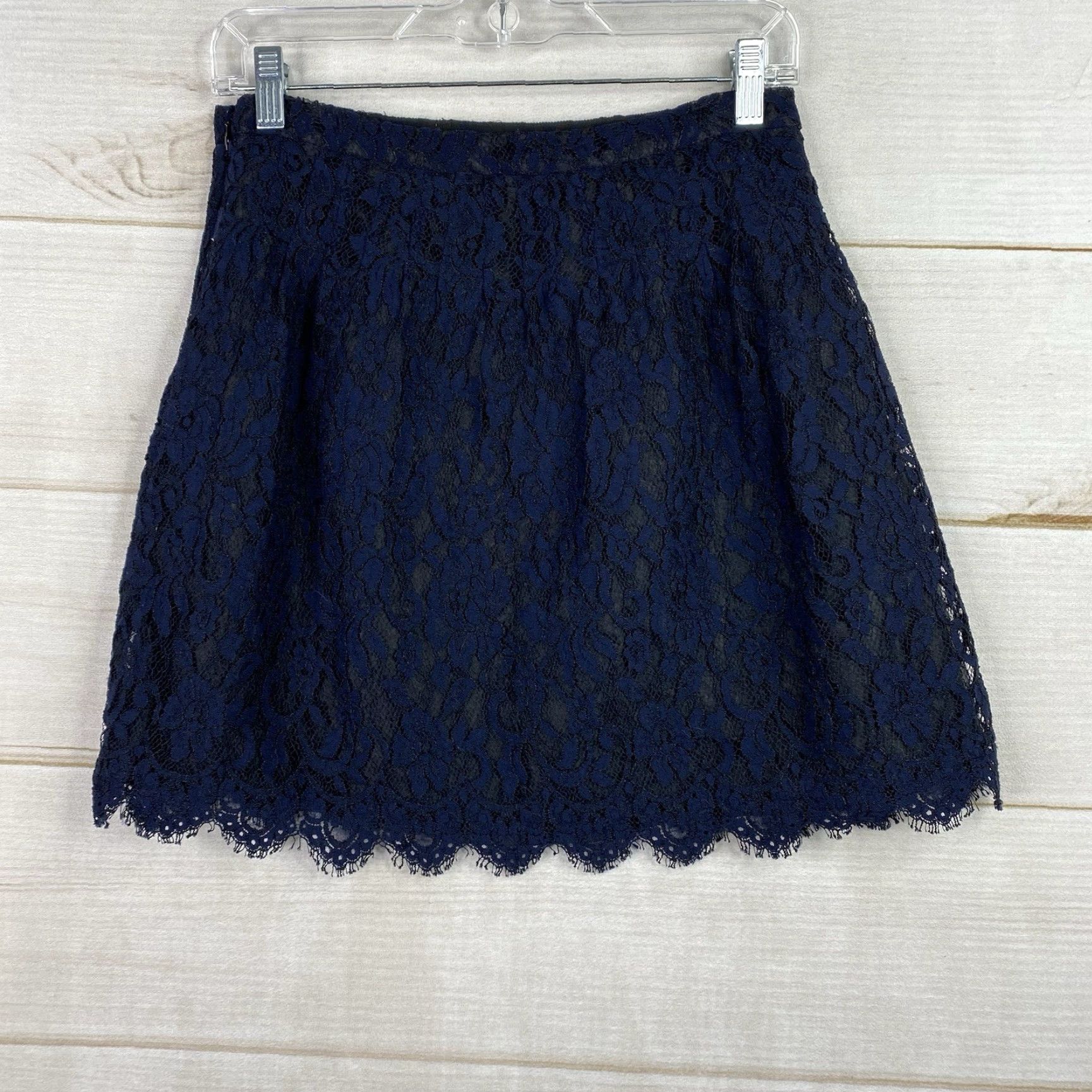 J.Crew J.CREW Mini Skirt Navy Blue Lace Overlay Lined Side Zip Floral Scalloped 2 Womens Skirt Summer Bohemian Fashion Size 26" / US 2 / IT 38 - 3 Thumbnail