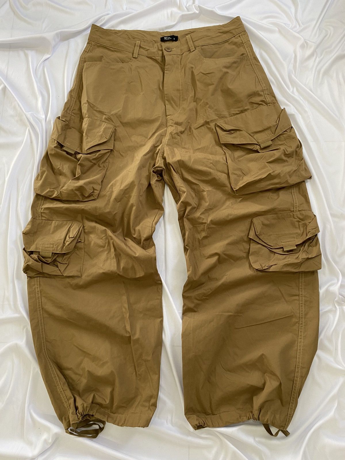 vintage streetwear style baggy cargo pants with many pockets