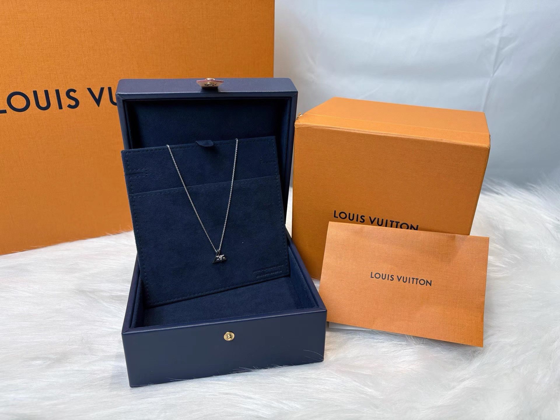 Louis Vuitton Louis Vuitton White Gold Diamond VOLT Pendant K36 Size ONE SIZE - 1 Thumbnail