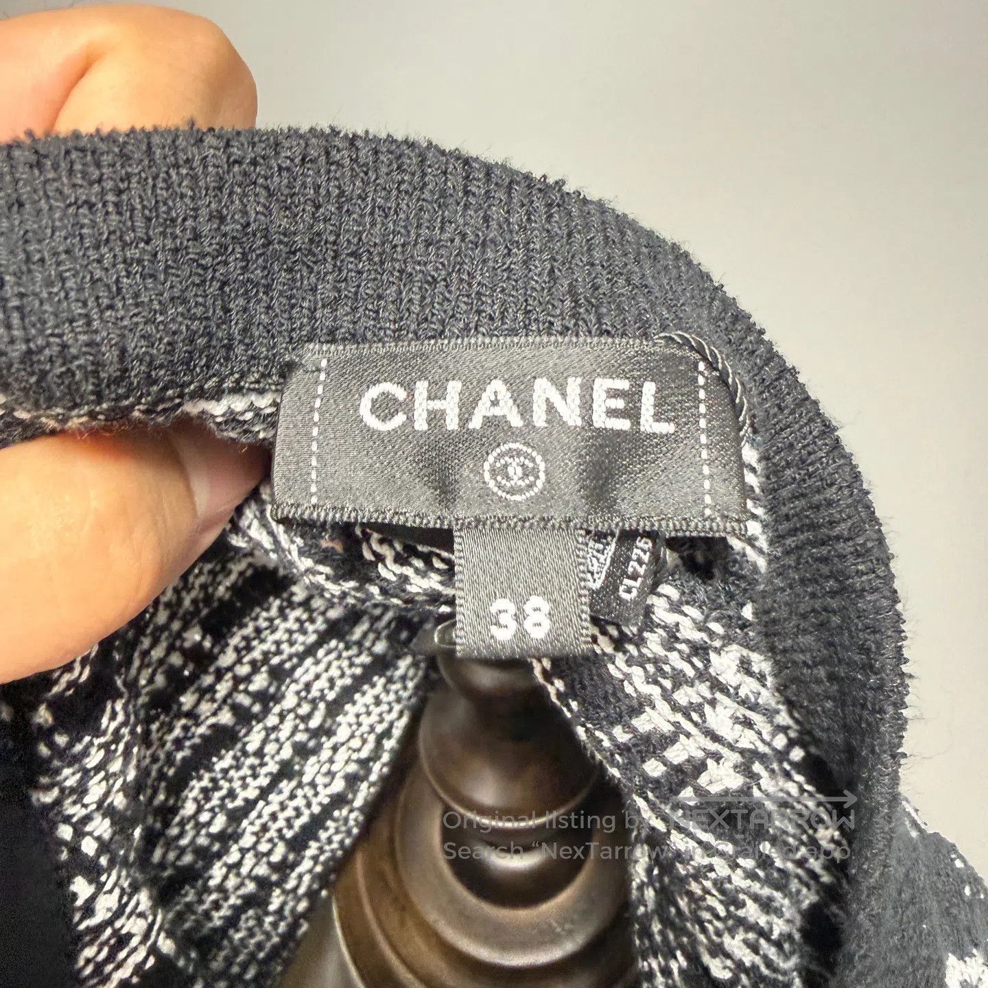 Chanel Chanel Black and white striped enamel button knit cardigan Size XS / US 0-2 / IT 36-38 - 4 Thumbnail