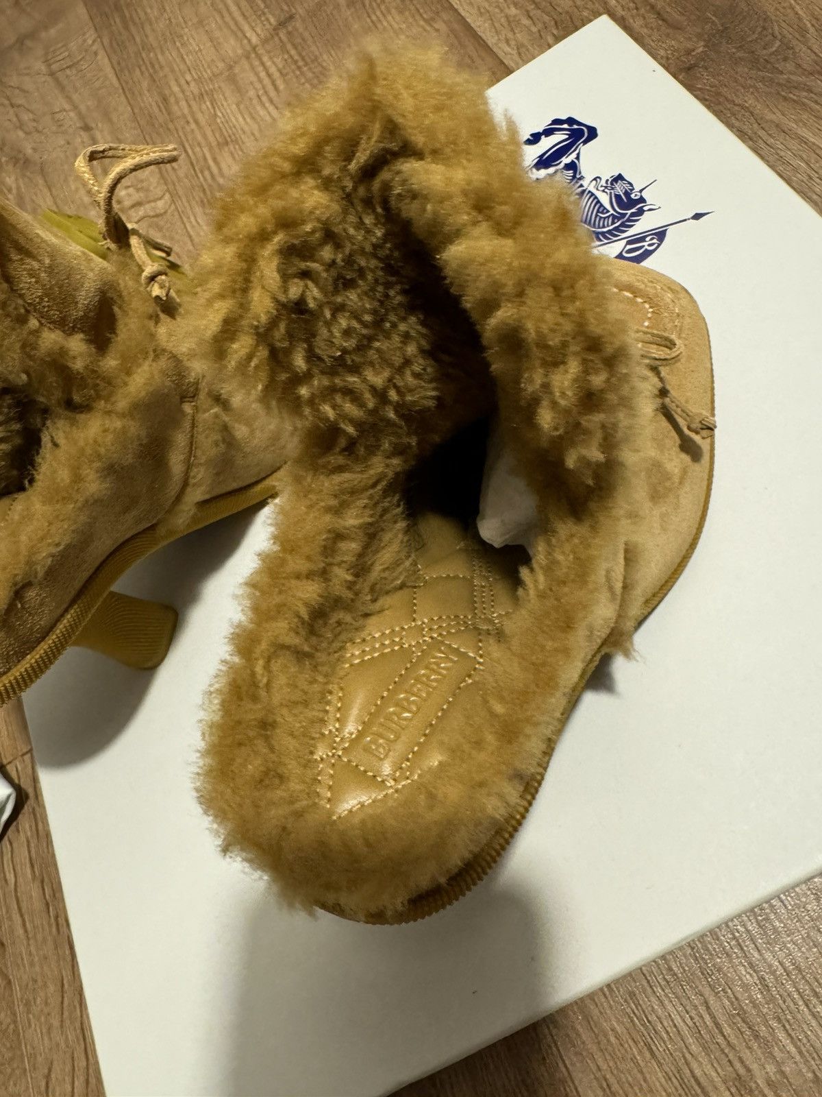 Burberry Burberry shearling boots-mules brown-mustard, size 35 It Size US 5 / IT 35 - 6 Thumbnail