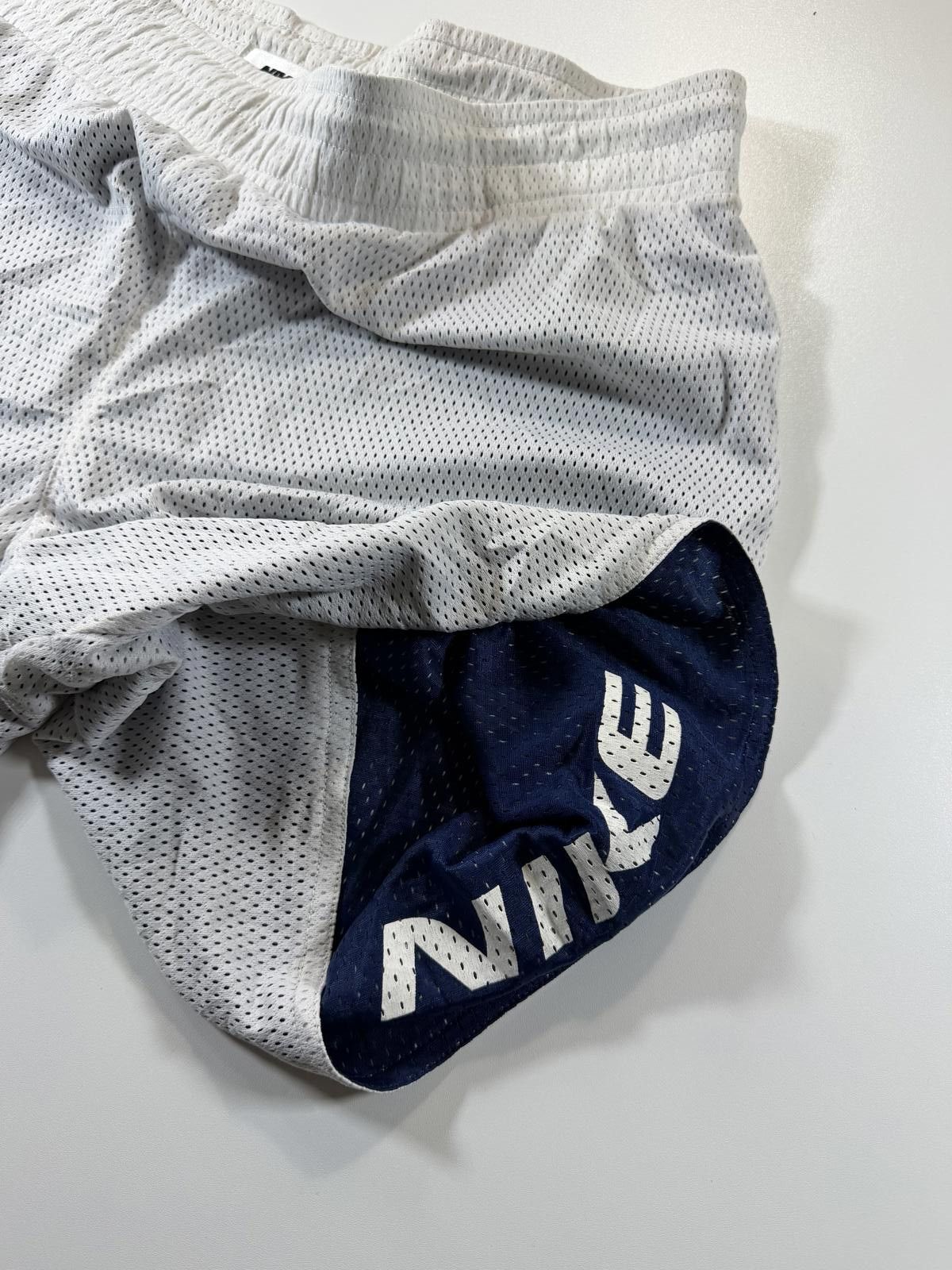 Nike Vintage Nike White Mesh Athletic Shorts with Basketball Logo Size US 32 / EU 48 - 5 Thumbnail