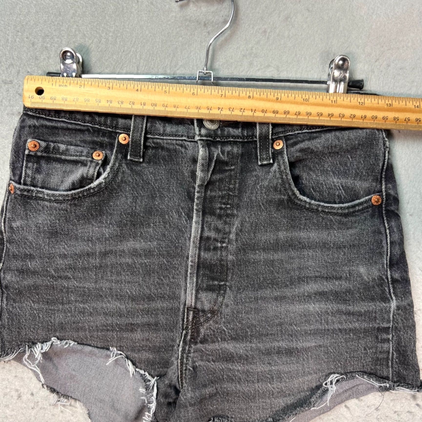 Levi's Levi's Womens Size 26 Ribcage High-Waisted Black Denim Cut-Off Shorts Shirt/Fashion Size 26" / US 2 / IT 38 - 6 Thumbnail