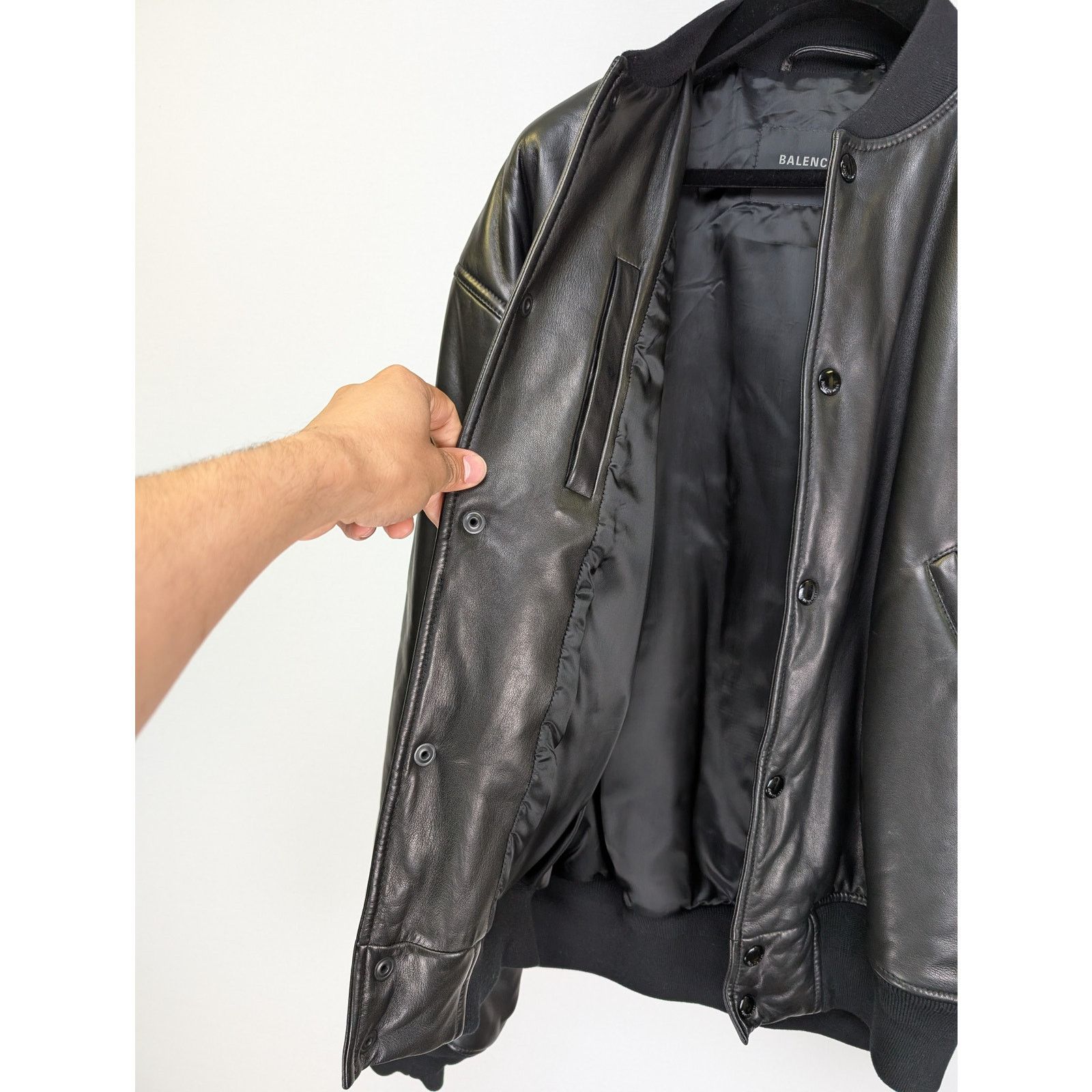 Balenciaga o1rshd1 Back Logo Leather Down Jacket in Black Size US L / EU 52-54 / 3 - 9 Thumbnail