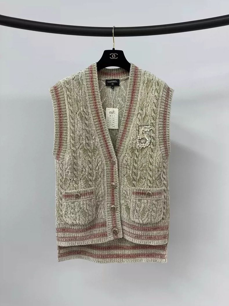Chanel Chanel 22A high-end handicraft workshop red logo cardigan Size XXS / US 00 / IT 34 - 1 Thumbnail