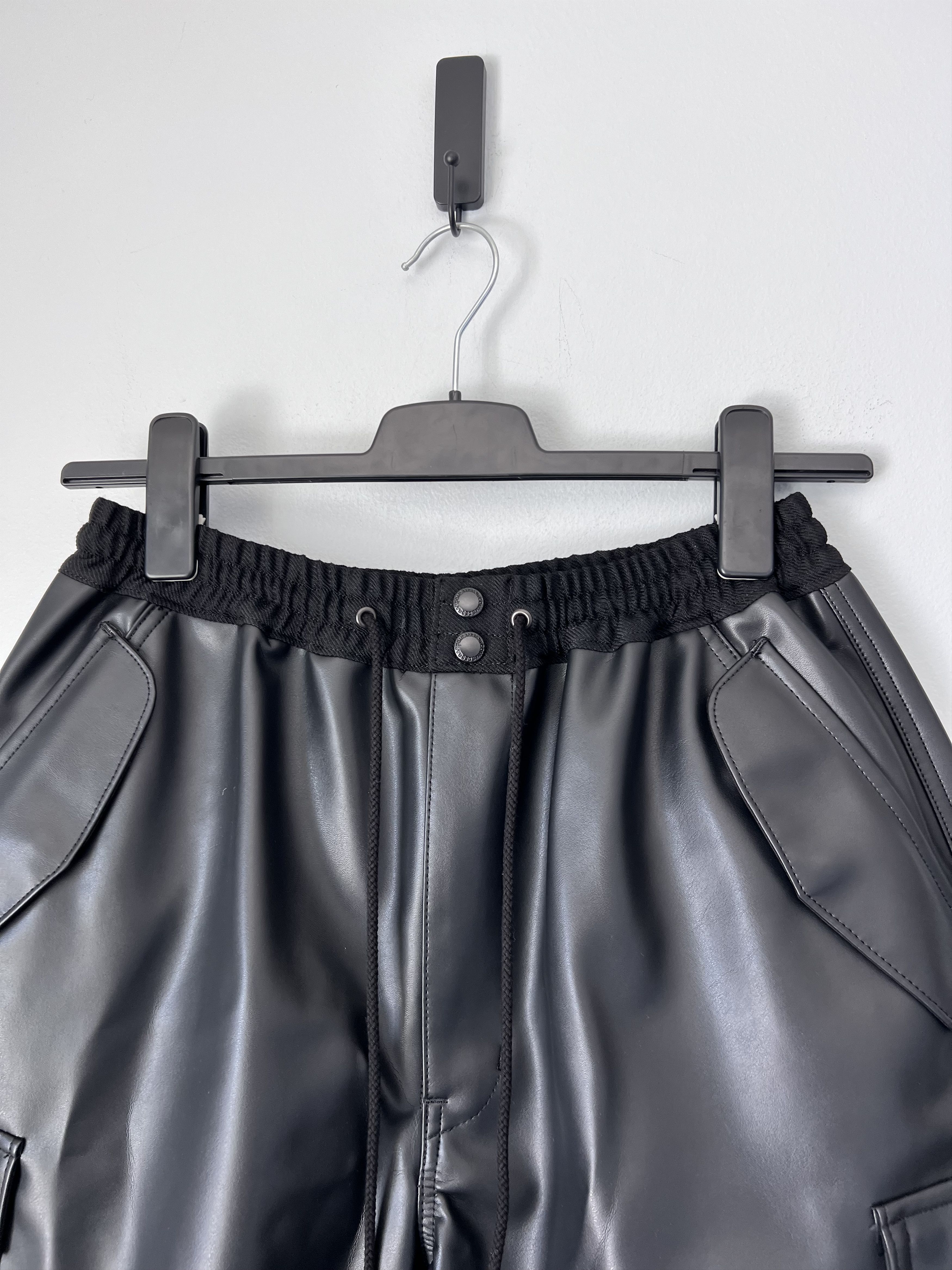 Junya Watanabe Junya Watanabe Faux Leather Cargo Shorts in Black Size US 32 / EU 48 - 2 Thumbnail