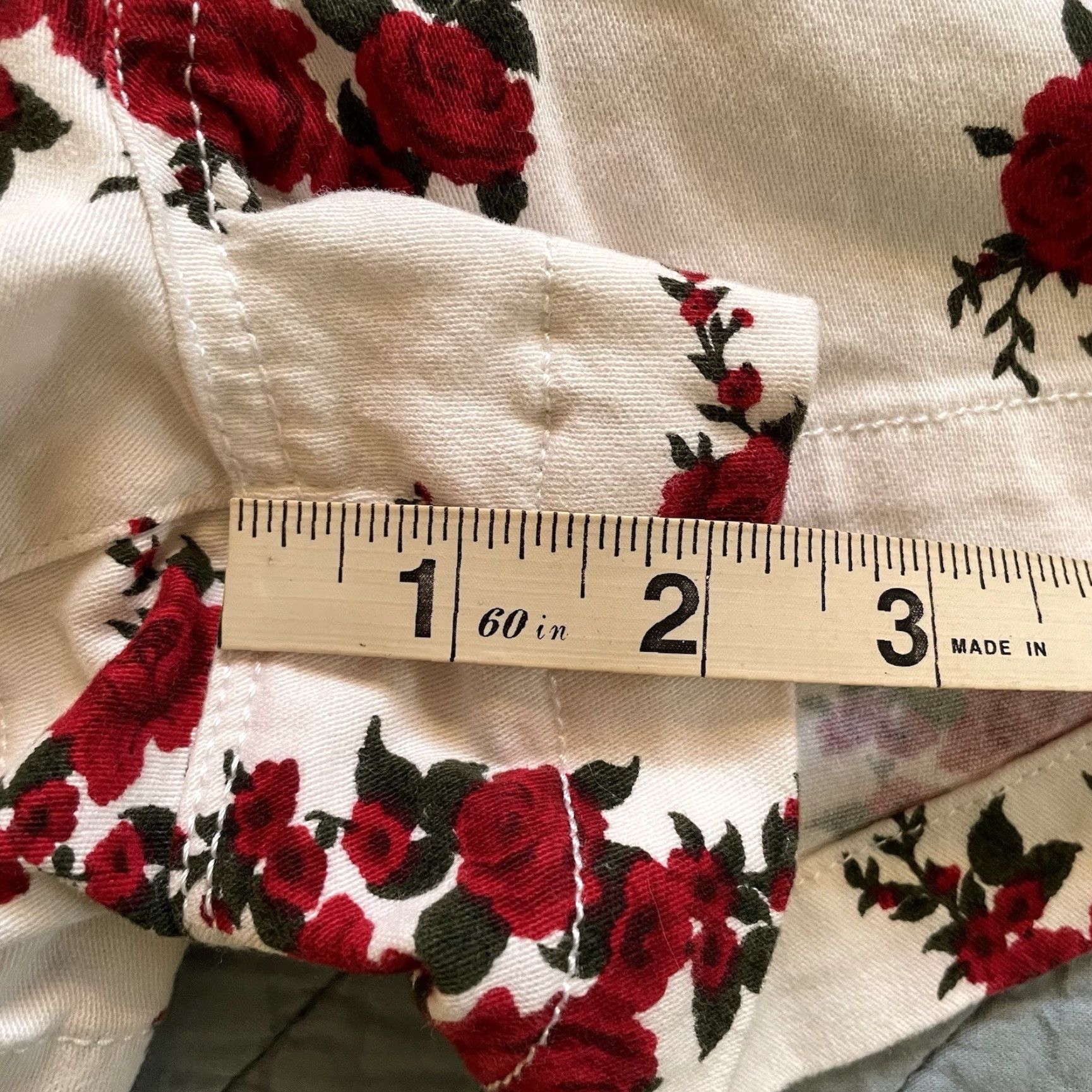 Guess VINTAGE Guess Los Angeles White Denim Red Roses Floral Shorts Stretch Size 27 Cute Size 27" / US 4 / IT 40 - 7 Thumbnail