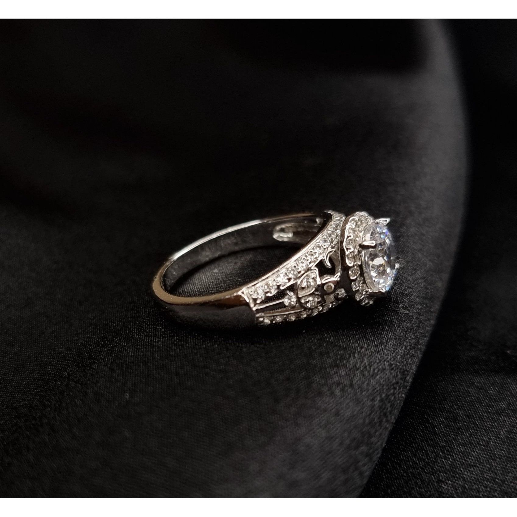 Vintage 925 Sterling Silver CZ Ring With Intricate Detailing & Spark Size ONE SIZE - 4 Thumbnail