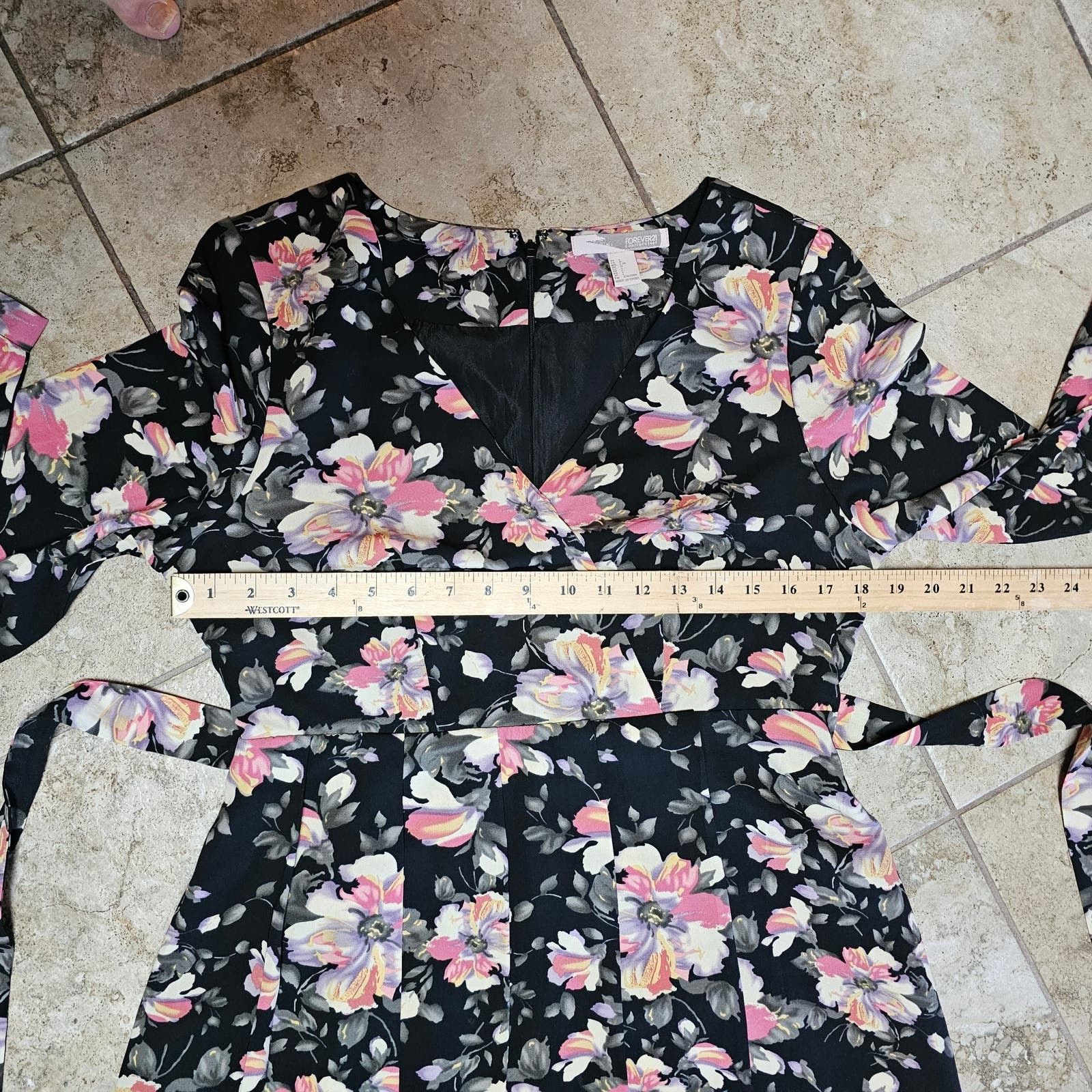 Forever 21 Forever 21 Black Floral Faux Wrap Dress Pleated Bottom sz L Size L / US 10 / IT 46 - 8 Thumbnail