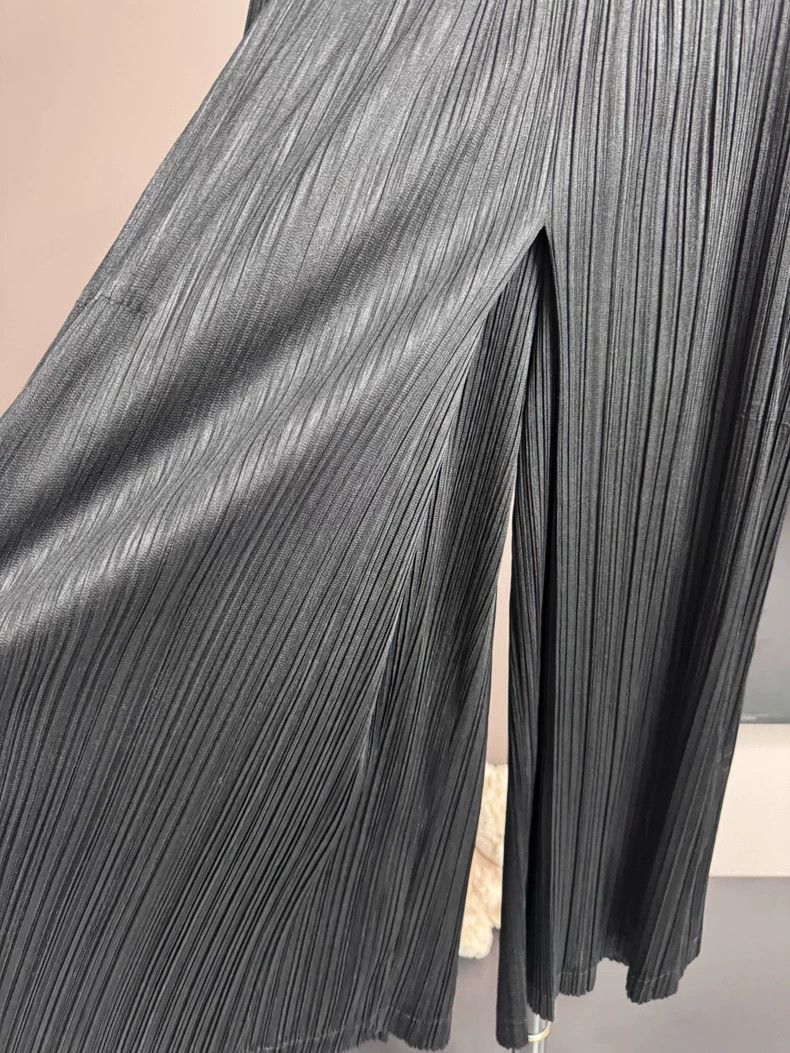 Issey Miyake Issey Miyake size:1 Black pleated trousers Size 22" - 2 Thumbnail