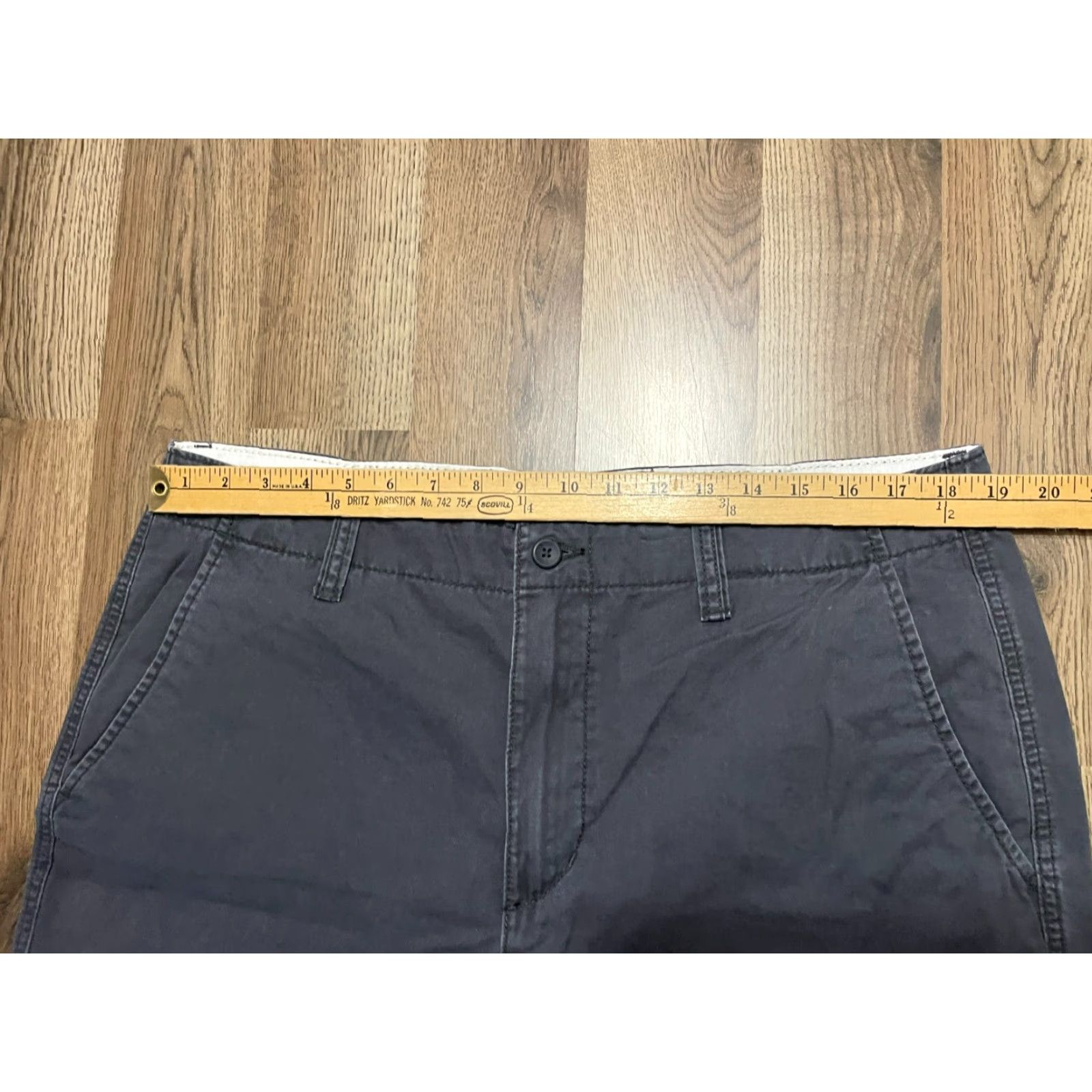Old Navy Old Navy Shorts Men 38 Gray Casual Regular Chino Inseam 8.5in Vintage No Size US 32 / EU 48 - 5 Thumbnail
