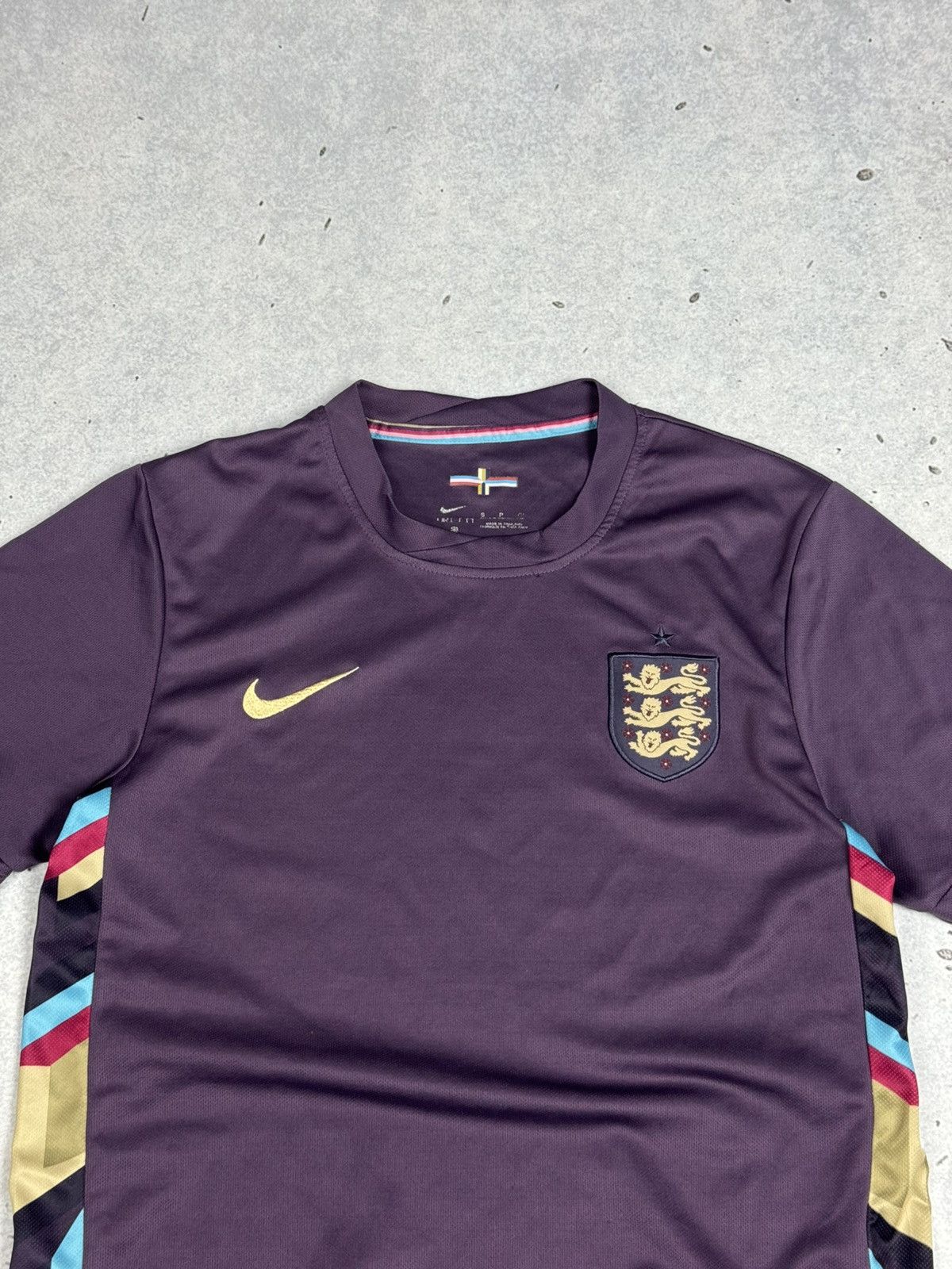 Nike Nike England Swoosh Soccer Jersey Tee Y2K Size US S / EU 44-46 / 1 - 2 Thumbnail