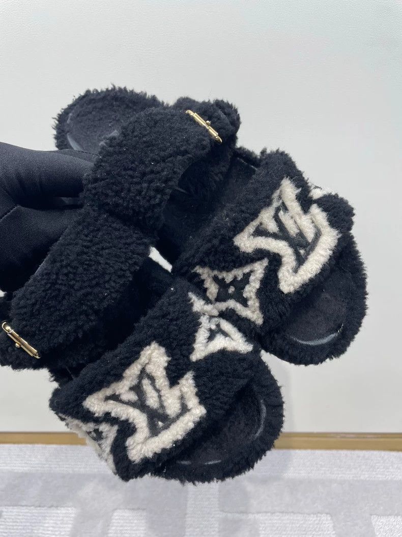 Louis Vuitton Louis Vuitton Black and white teddy furry slippers Size US 7.5 / IT 37.5 - 2 Thumbnail