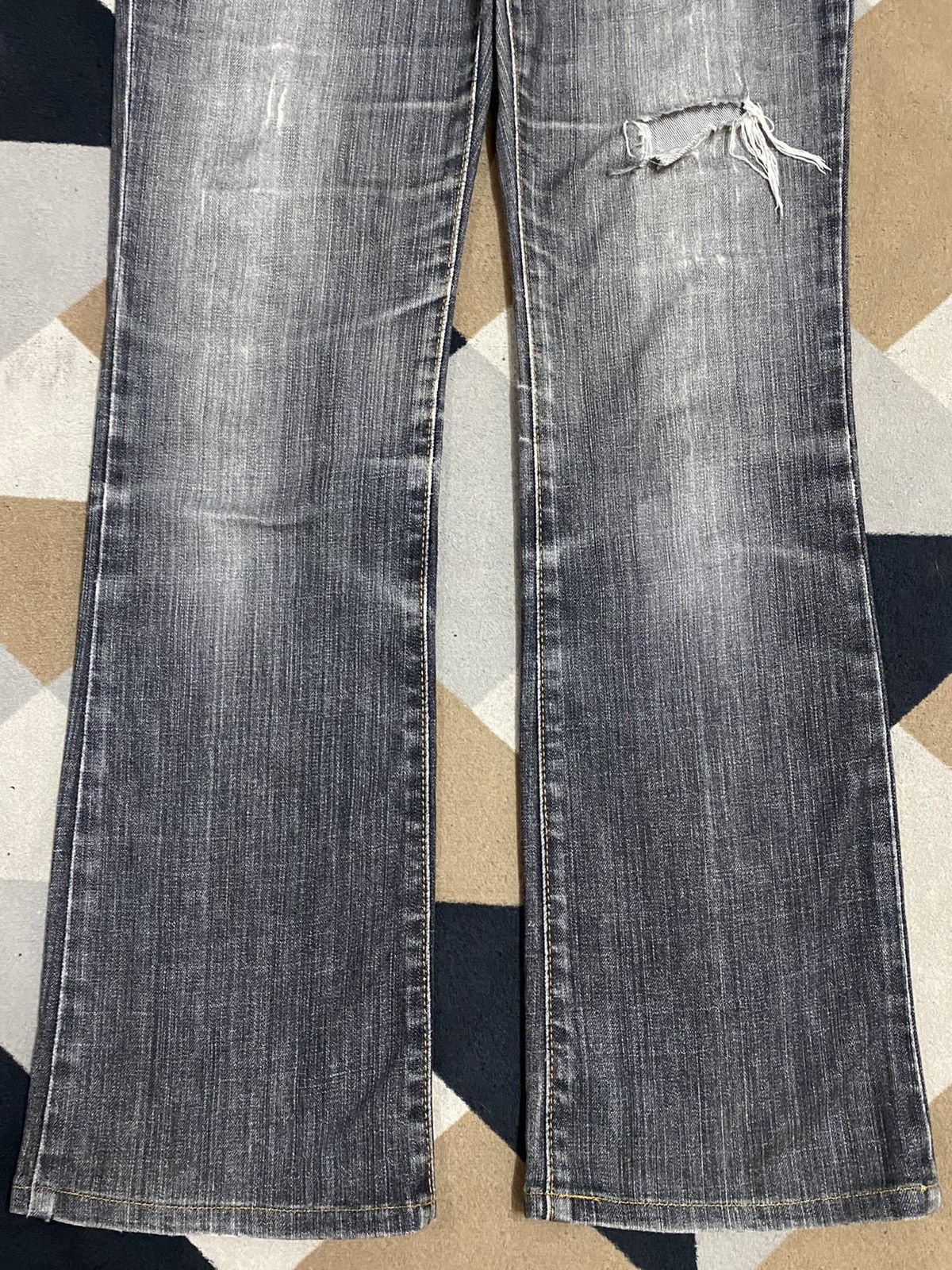 Uniqlo Japanes Uniqlo Black Denim Distressed Flare Jeans Size US 28 / EU 44 - 7 Thumbnail