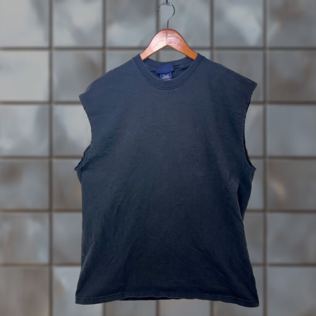 Vintage VINTAGE Sun Faded Blank Black Sleeveless Shirt Large Sun Faded Blank Black Sleeveless Shirt L Black 1990s Vintage Mens T-Shirt Size US L / EU 52-54 / 3 - 1 Thumbnail