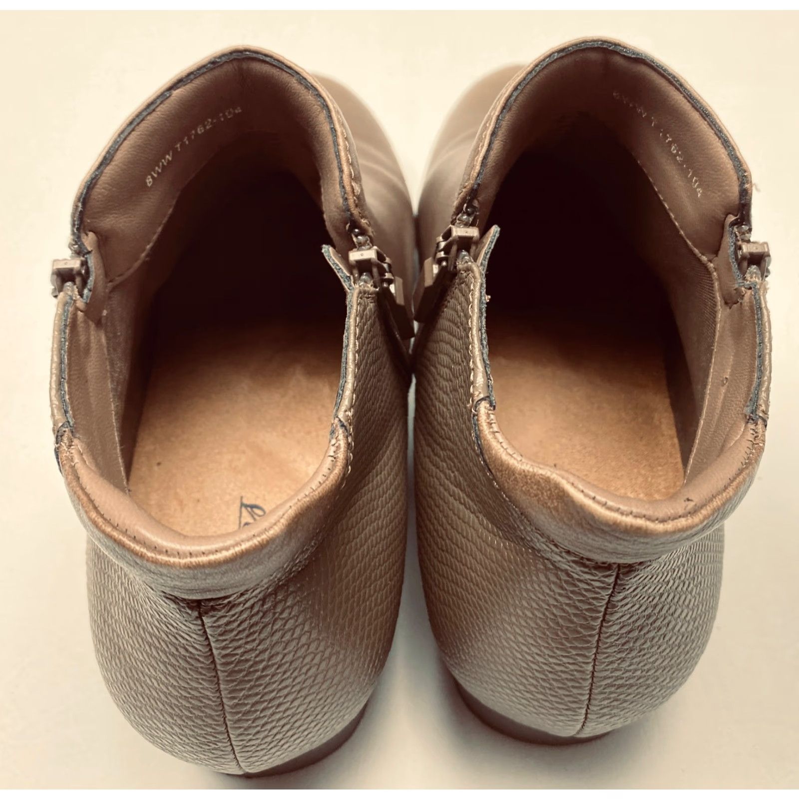 Vintage Trotters Major Bootie 8WW Extra Wide Taupe Snake Ankle Dual Zip Round Toe Womens Size US 8 / IT 38 - 6 Thumbnail