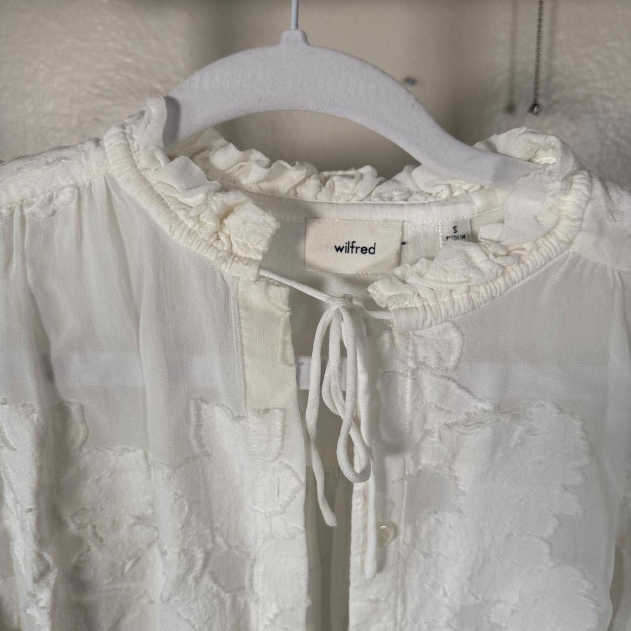 Aritzia white floral button up🤍 Size S / US 4 / IT 40 - 2 Thumbnail