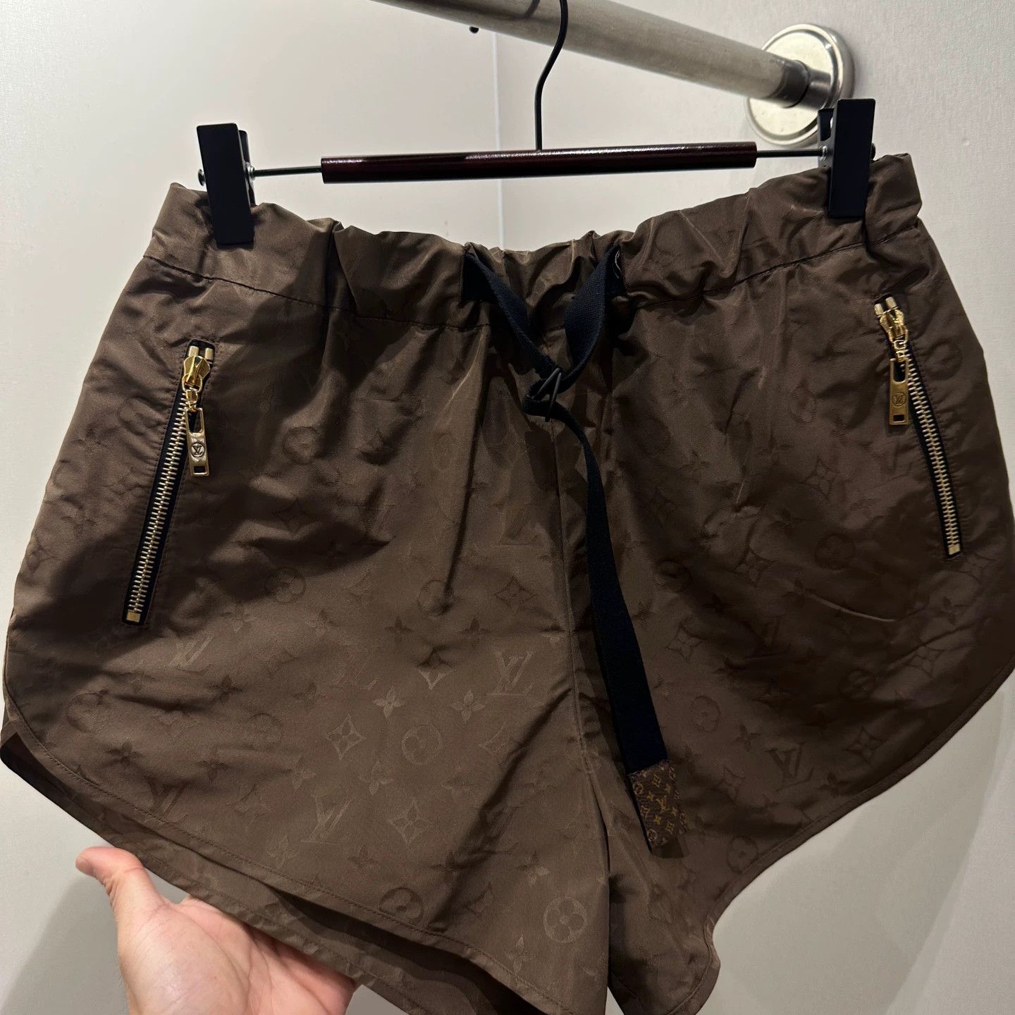 Louis Vuitton LOUIS VUITTON apr126 all-over Monogram shorts 36 Size 26" / US 2 / IT 38 - 6 Thumbnail