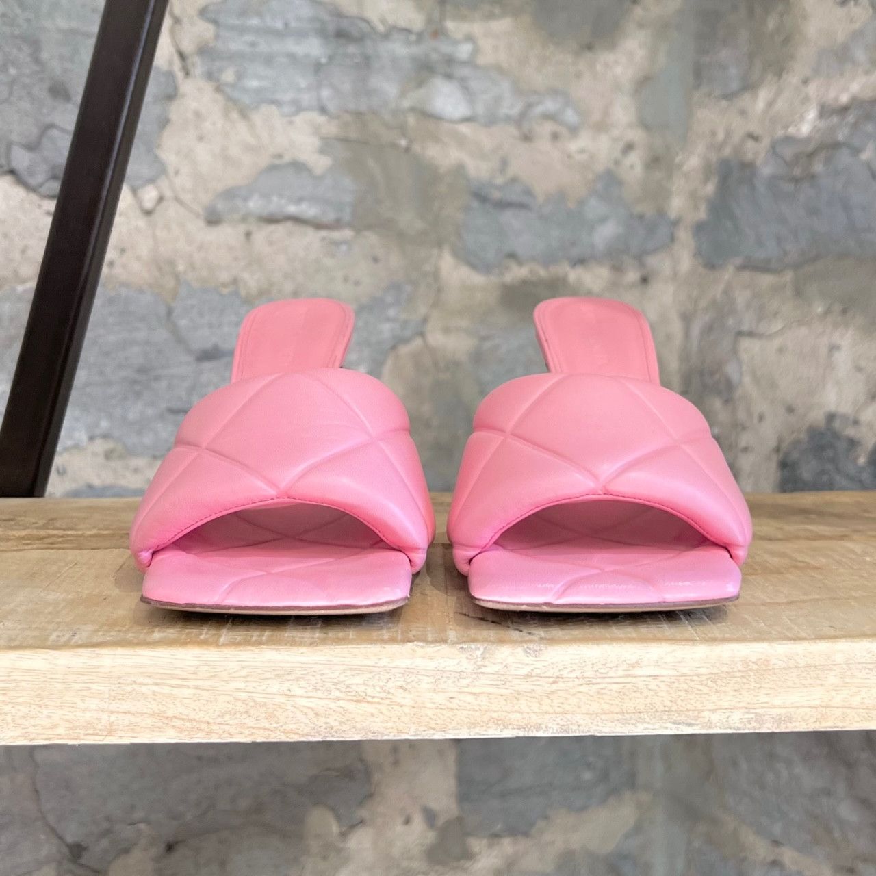 Bottega Veneta Bottega Veneta Blossom Pink Leather The Rubber Lido Sandals Size US 7.5 / IT 37.5 - 6 Thumbnail