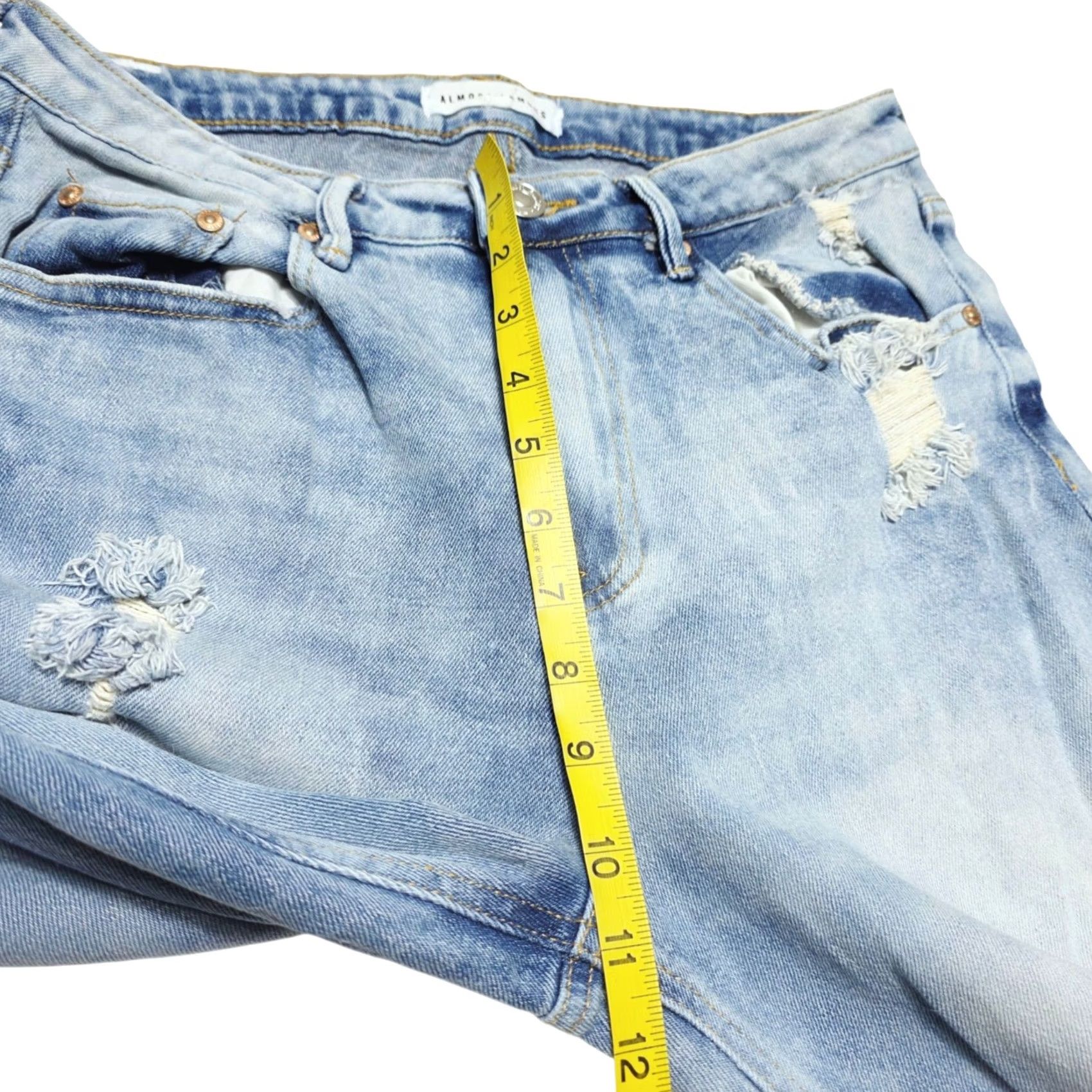 Almost Famous Almost Famous Jeans Women’s 28x27 Light Wash Distressed Raw Hem Size 28" / US 6 / IT 42 - 6 Thumbnail