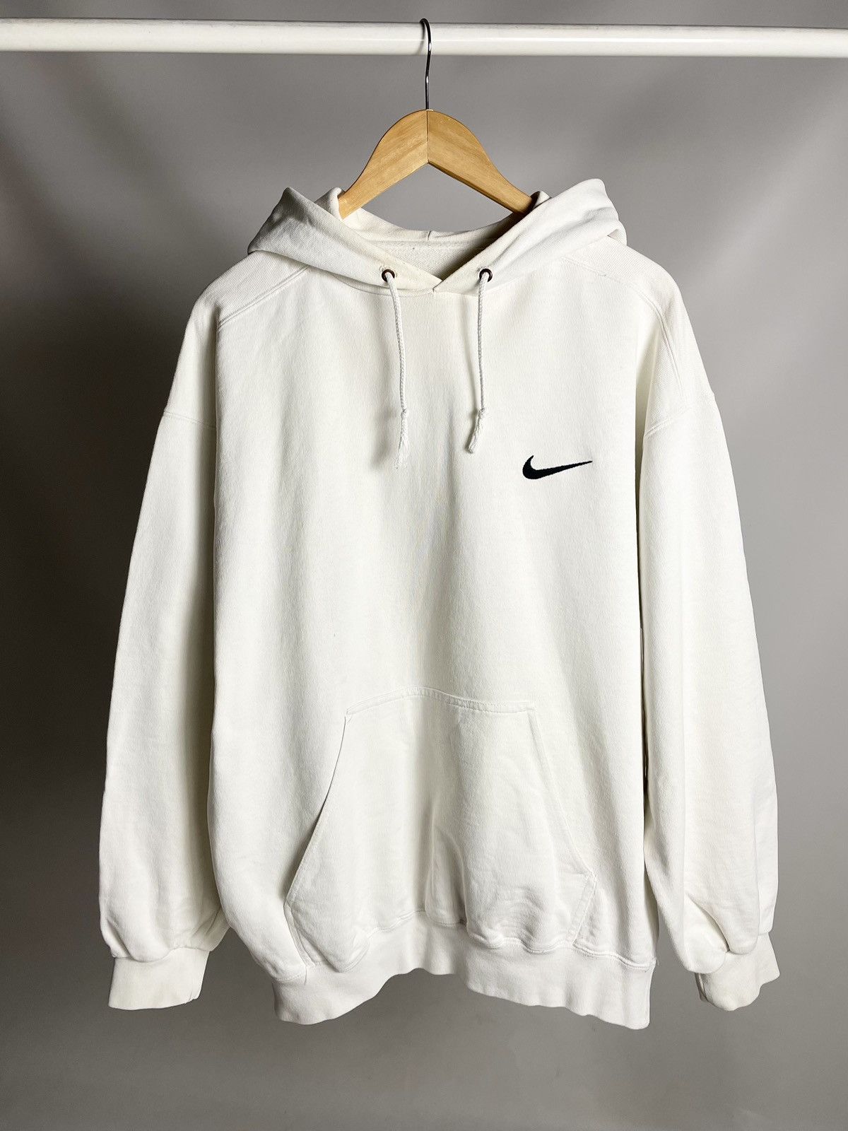 Nike VINTAGE 🐻 Nike Boxy fit white small Logo Hoodie Size US L / EU 52-54 / 3 - 1 Thumbnail