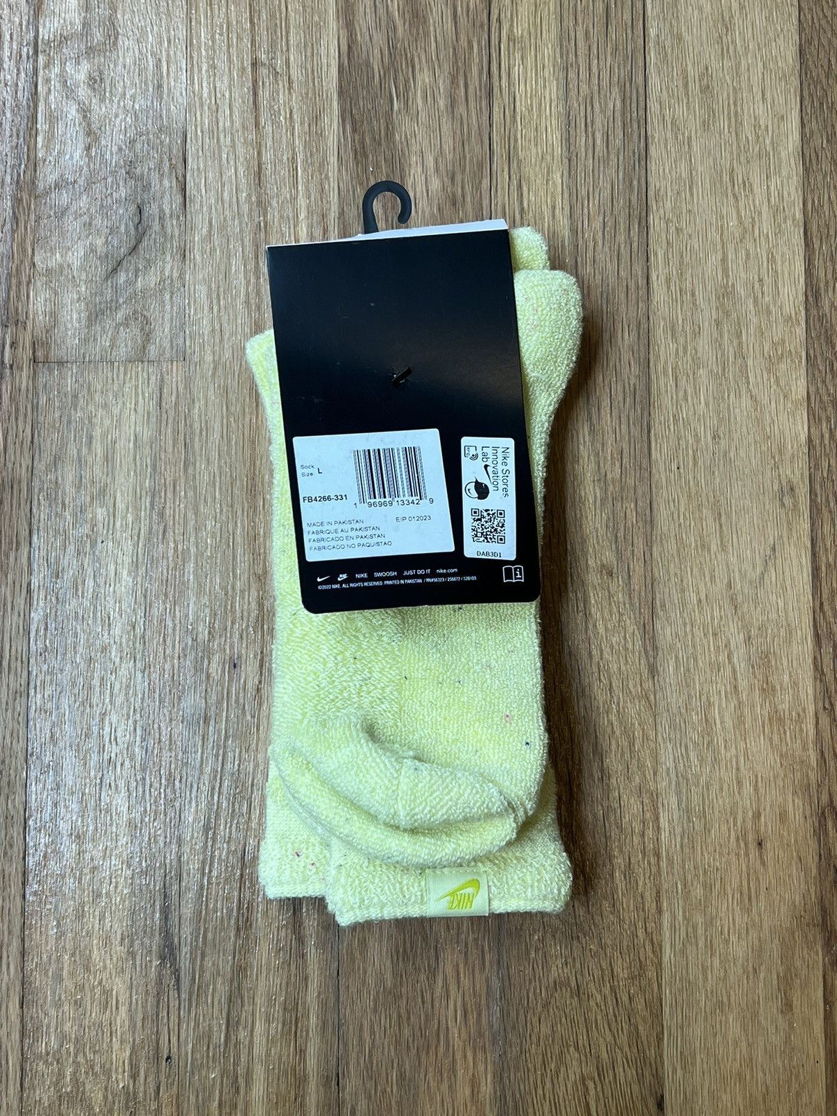 Nike Nike Everyday Plus Cushion Crew Socks Yellow FB4266-331 Size ONE SIZE - 2 Thumbnail