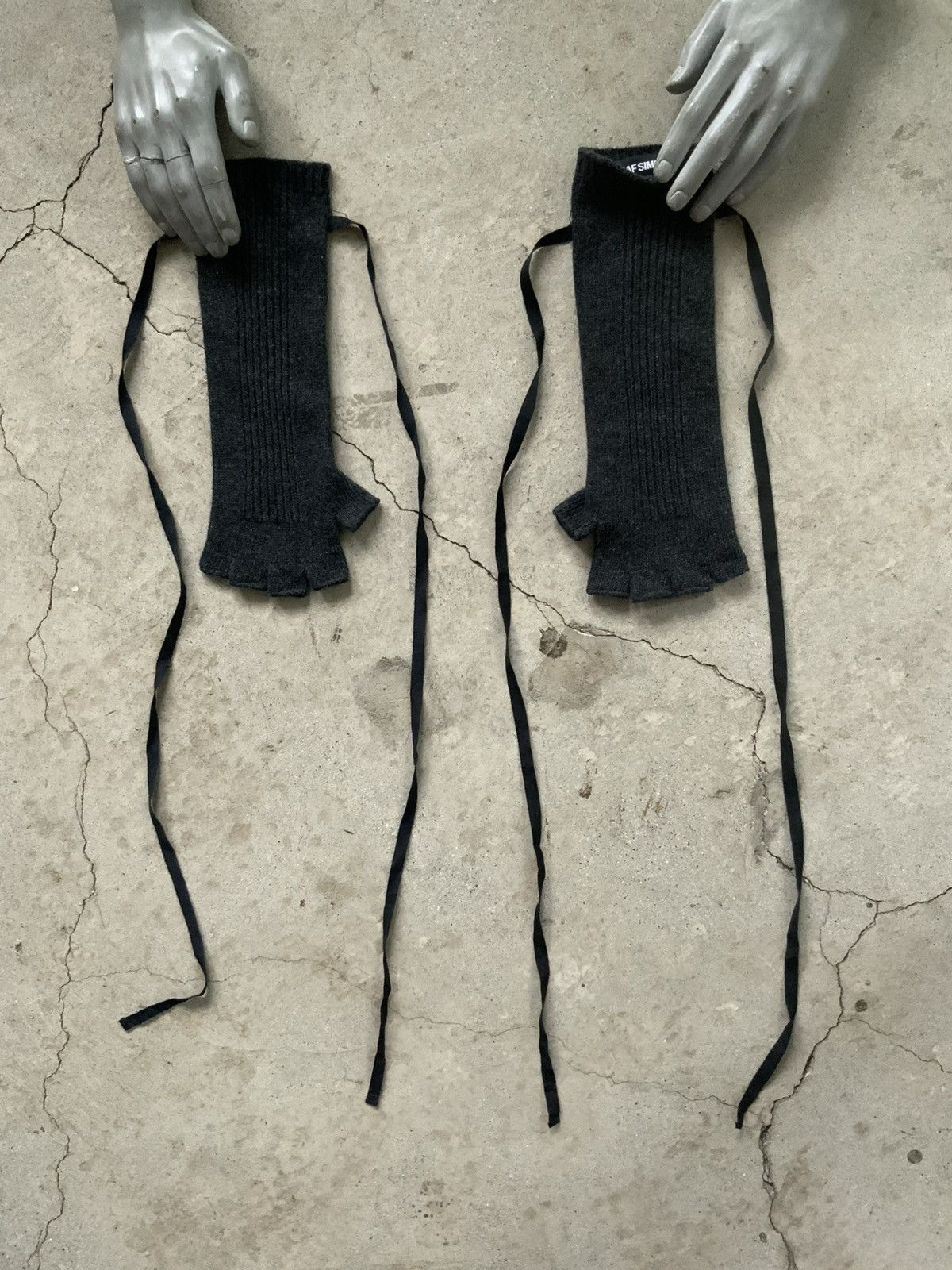 Raf Simons RAF SIMONS CASHMERE KNIT RIBBON BONDAGE GLOVES Size ONE SIZE - 1 Thumbnail