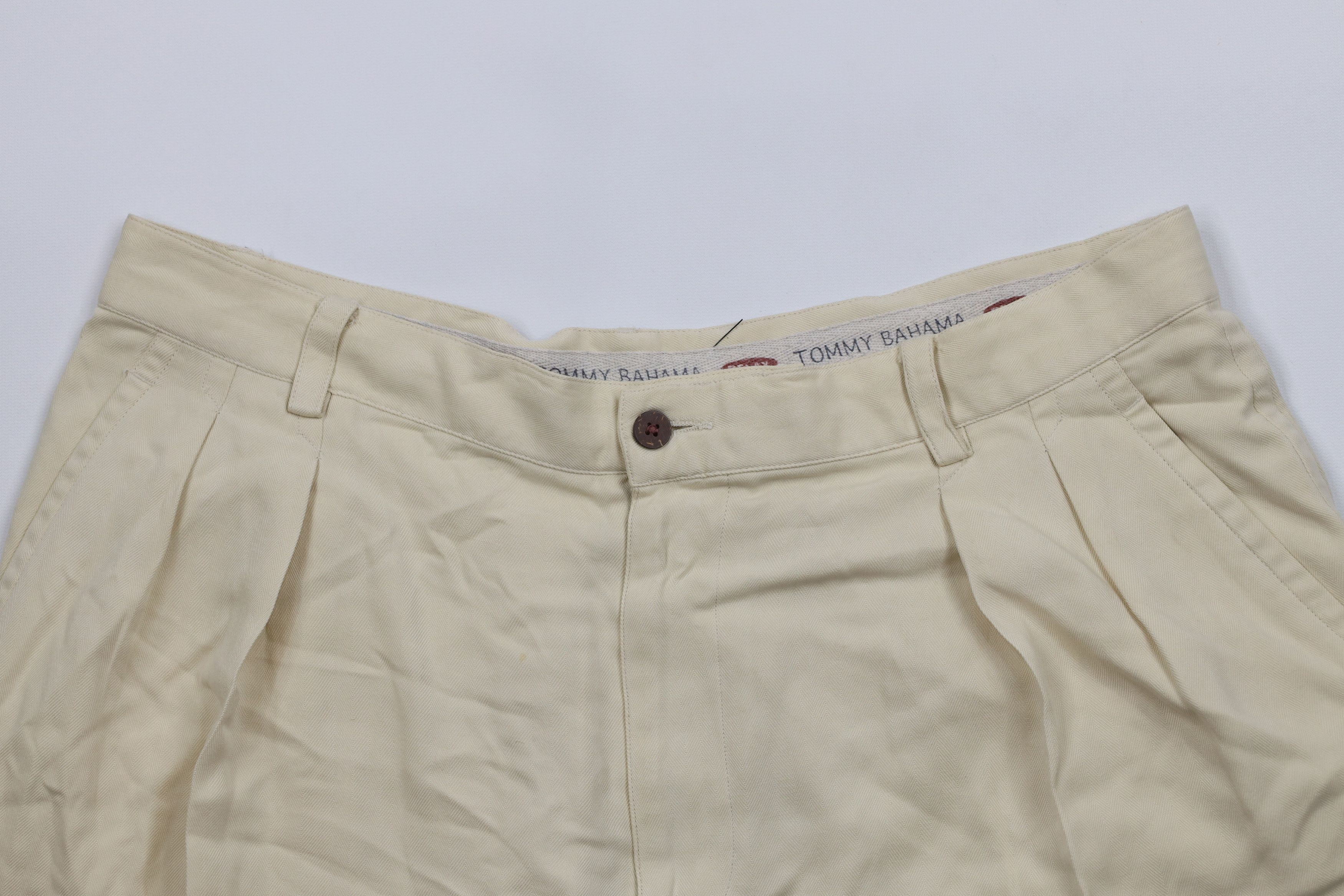 Tommy Bahama × Vintage Vintage 90s Tommy Bahama Pleated Chino Shorts Cream Size US 36 / EU 52 - 2 Thumbnail