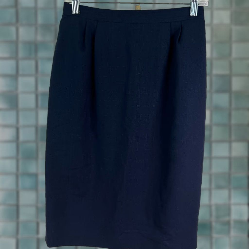 Vintage NAVY Skirt Womens A Line Textured Navy Blue Size 8 26X26 Poly Blend Polyester Rayon Zipper Pleated Lined Knee Length 90s Size 30" / US 8 / IT 44 - 1 Thumbnail