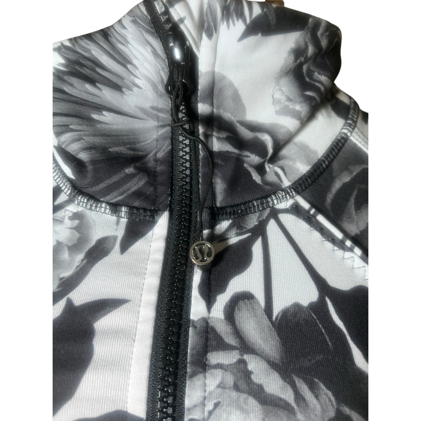Lululemon Lululemon Black/White Nice Asana Jacket Brisk Bloom Size 2 Size XS / US 0-2 / IT 36-38 - 6 Thumbnail