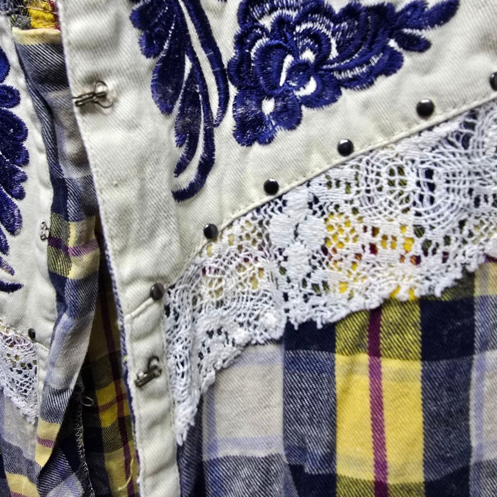 BKE Women's Gimmicks by BKE Plaid Embroidered Button Down M Size M / US 6-8 / IT 42-44 - 4 Thumbnail