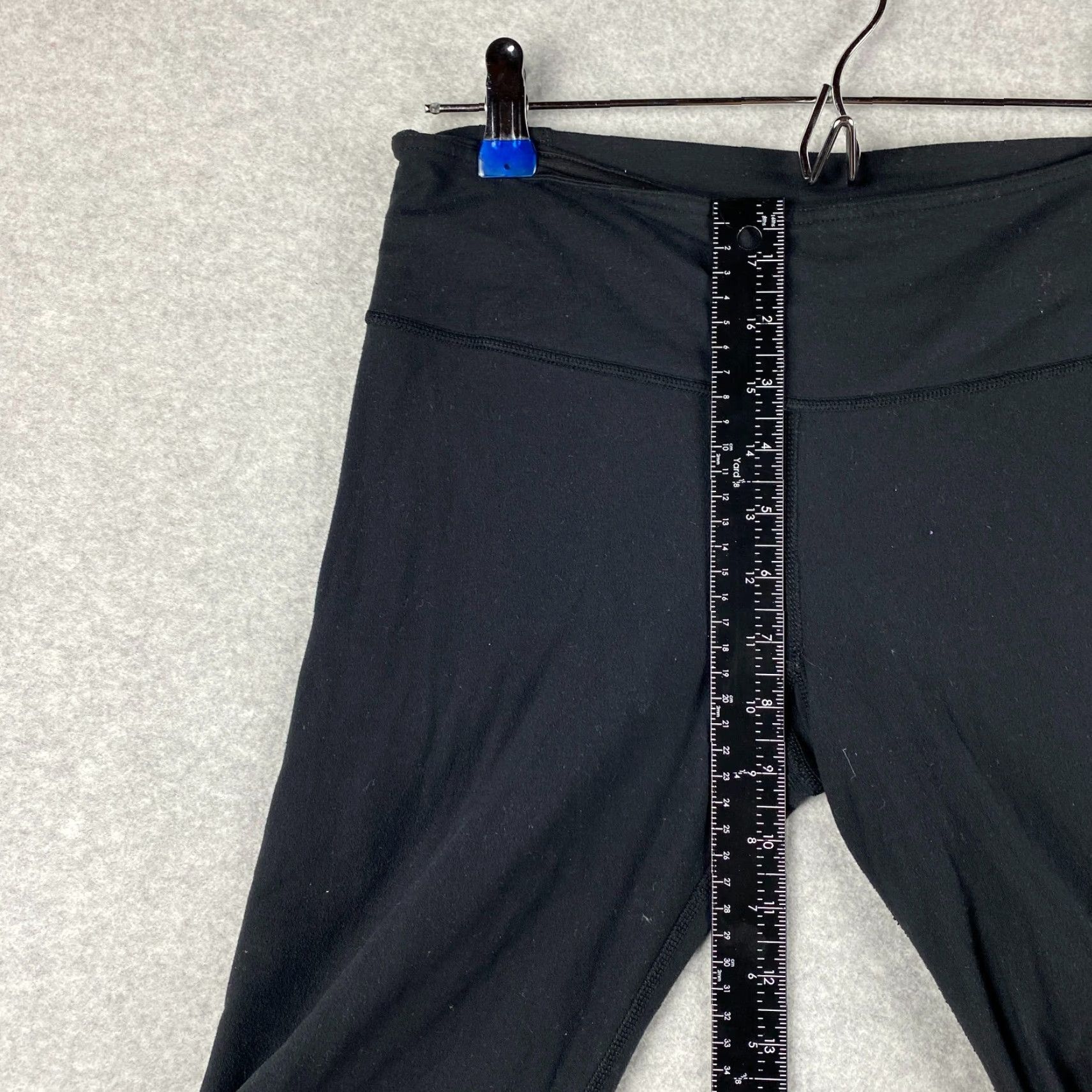 Lululemon Lululemon Capri Pants Womens 6 Black Reversible Double Sided Stretch Yoga Capri Pants Black Womens 6 Lululemon Athleisure Yoga Running {Vintage: No} Size 28" / US 6 / IT 42 - 7 Thumbnail