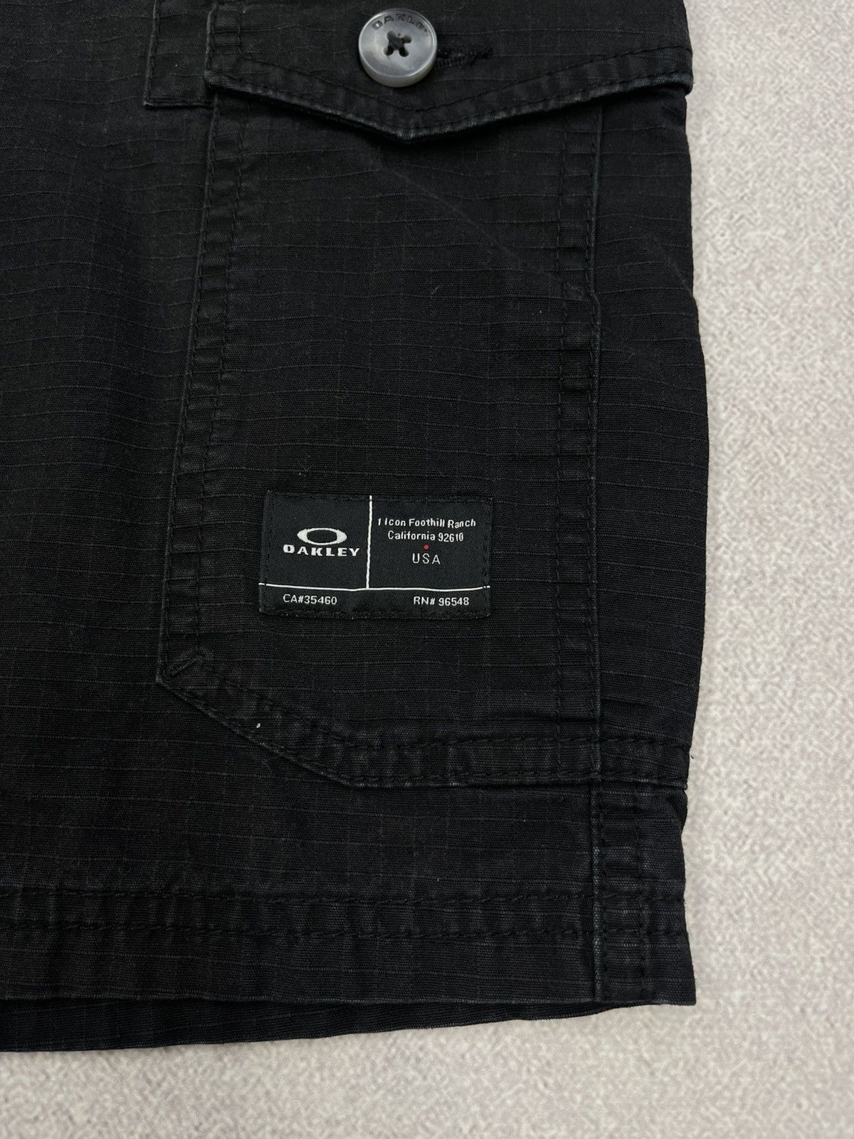 Oakley Vintage Oakley Cargo Shorts Black Y2K Skateboard Size US 33 - 4 Thumbnail