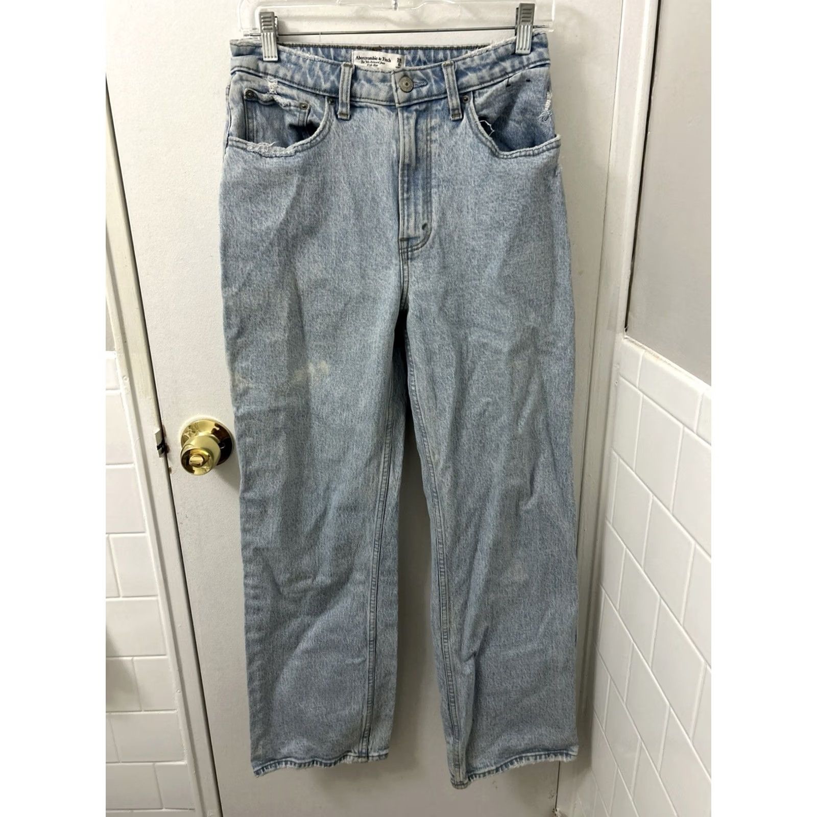 Abercrombie & Fitch Abercrombie & Fitch Jeans Womens 28x30 Light Wash 90s Relaxed Jean High Rise Straight 5-Pocket Distressed Size 28" / US 6 / IT 42 - 2 Thumbnail