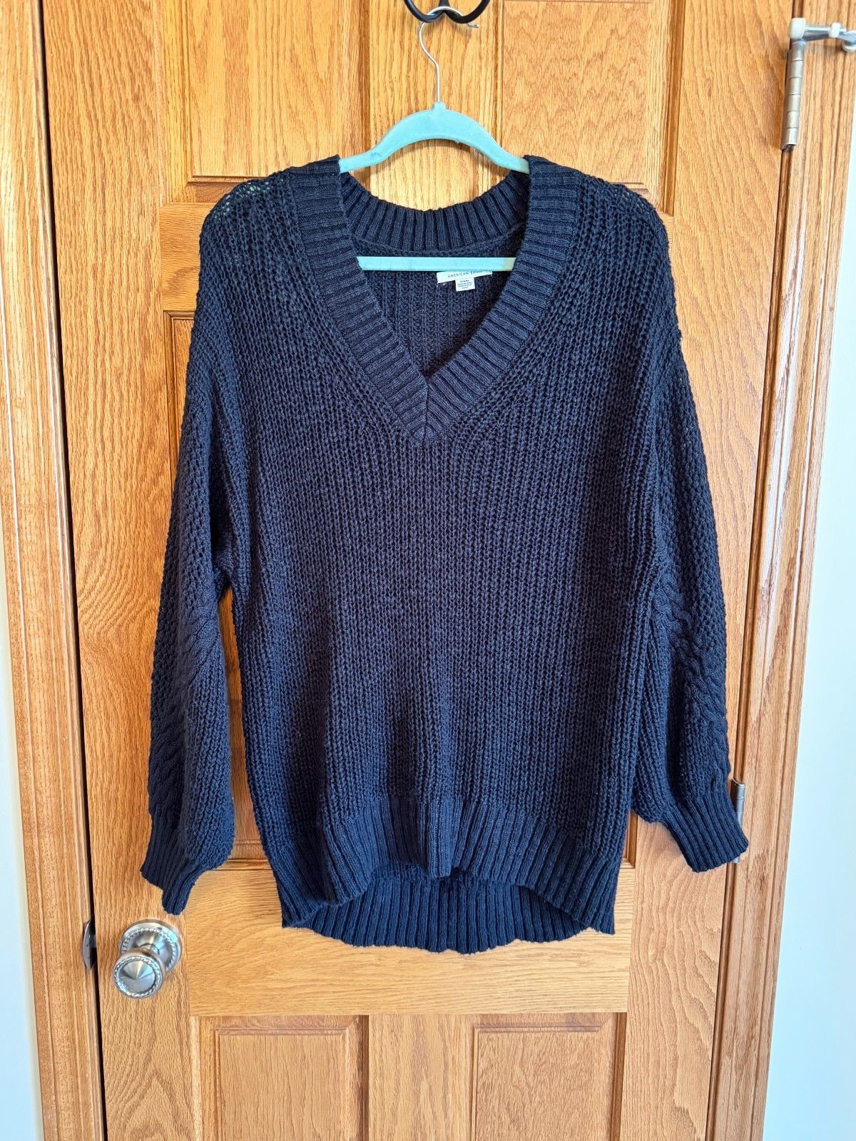American Eagle Outfitters American Eagle Women's V-Neck Black Pullover Sweater Size M Size M / US 6-8 / IT 42-44 - 1 Thumbnail