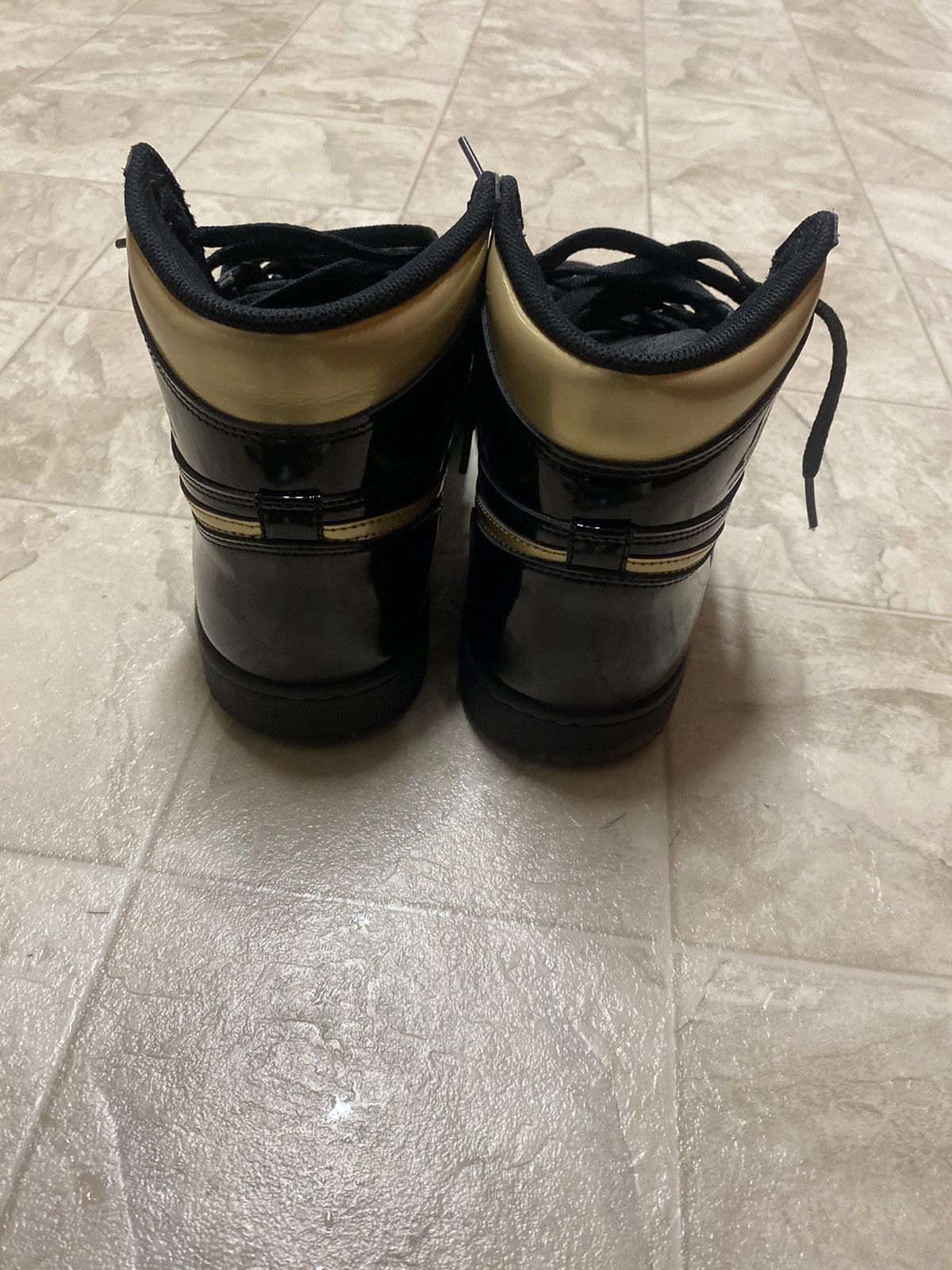 Jordan Brand Jordan 1 Retro High Black Metallic Gold (2020)s Size US 11 / EU 44 - 8 Thumbnail