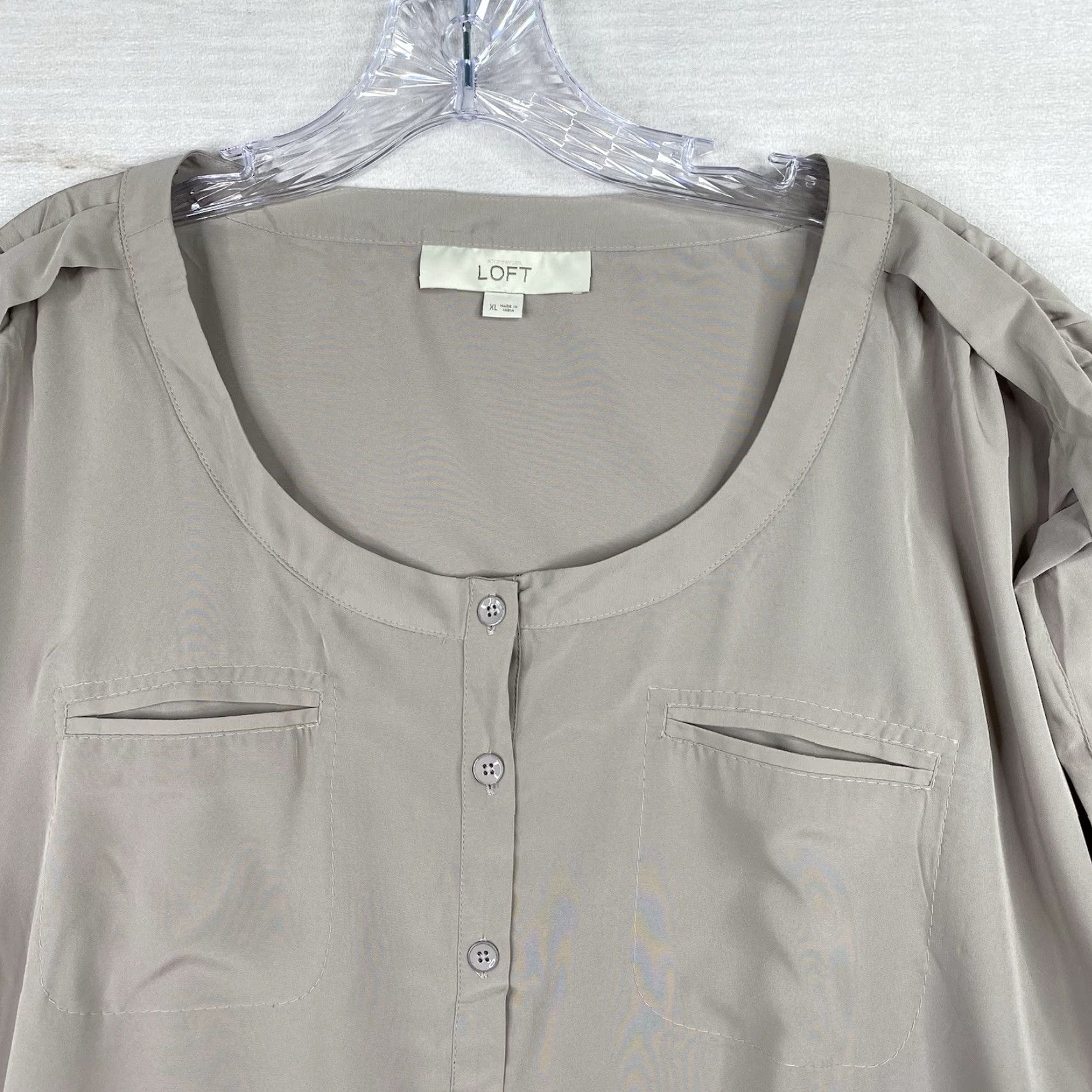 Ann Taylor Ann Taylor Loft Top Blouse Womens XL Beige Pockets 1/2 Button Up Flowy Minimalist Size XL / US 12-14 / IT 48-50 - 2 Thumbnail