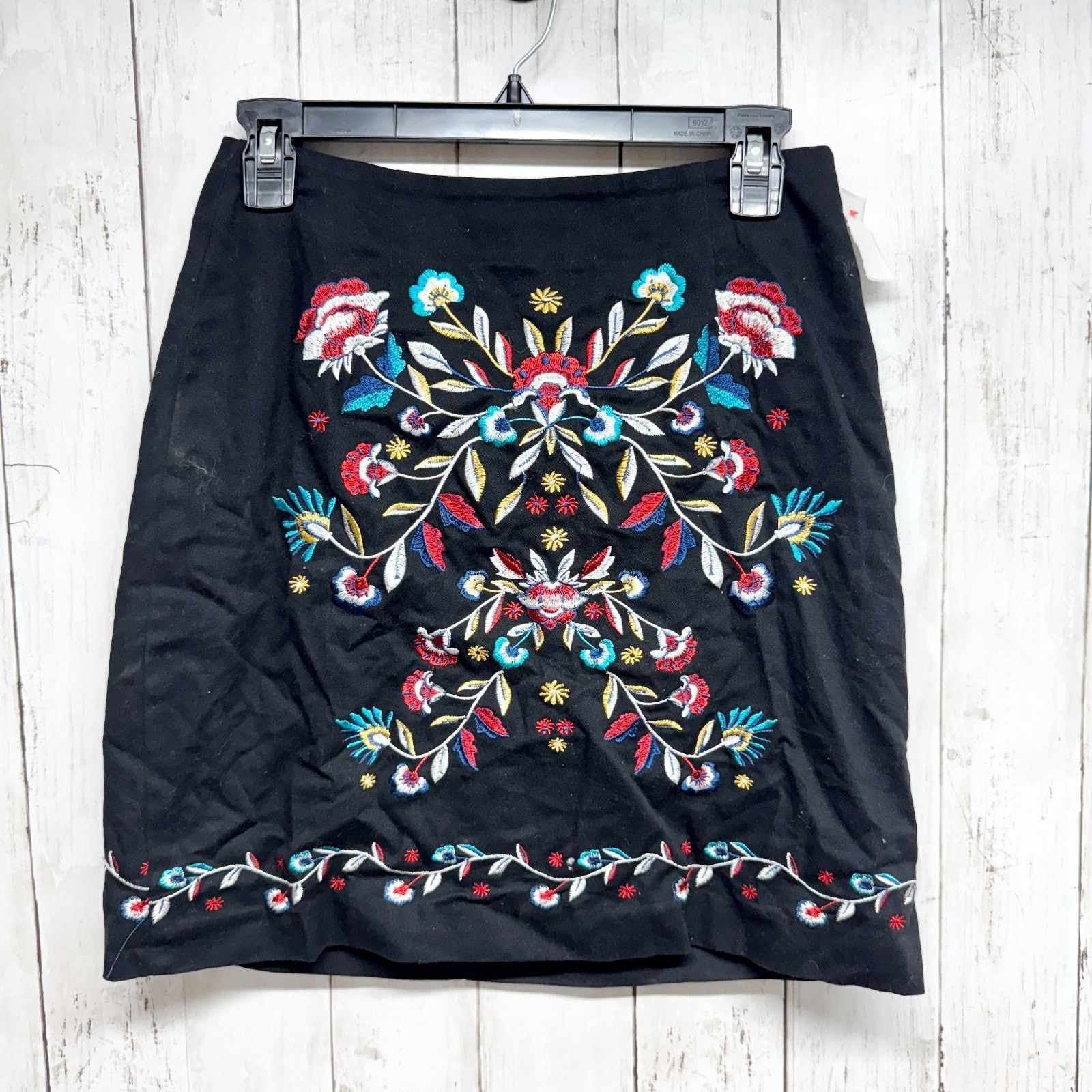 New Look New Look Skirt Size 4 Embroidered Pattern Mini Side Zip Size 27" / US 4 / IT 40 - 1 Thumbnail
