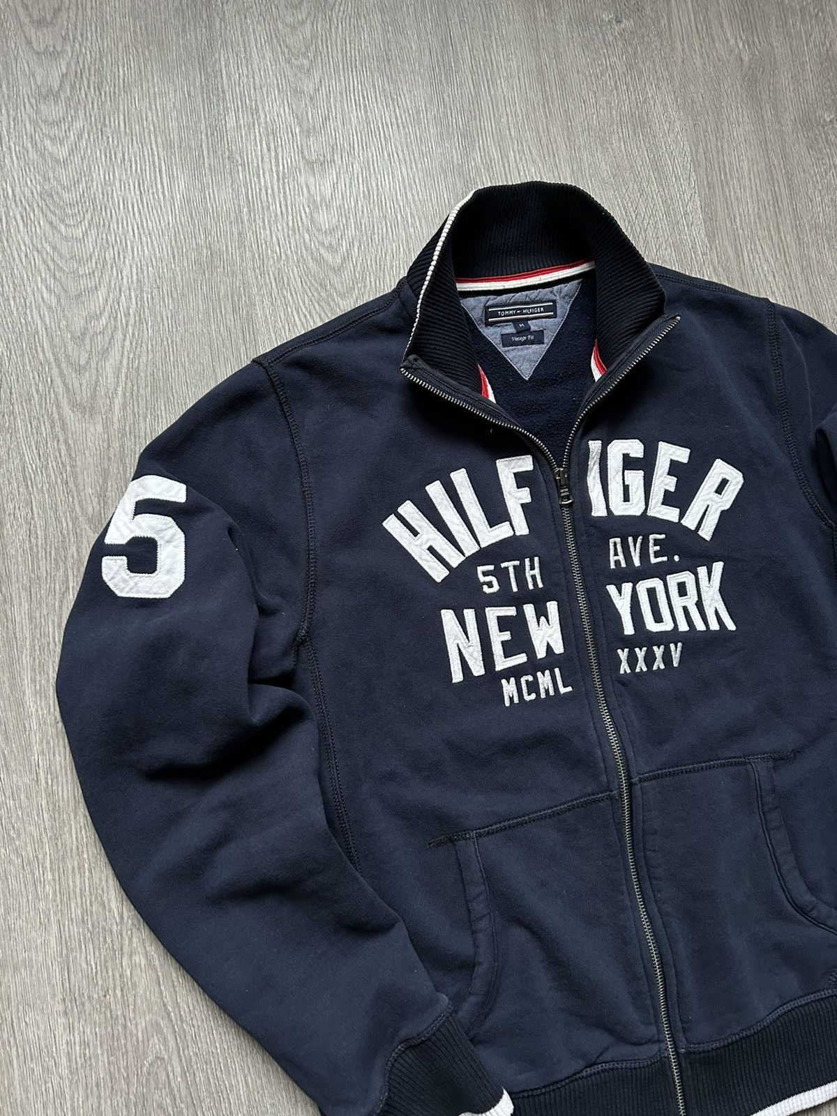 Tommy Hilfiger × Vintage Zip-Hoodie Tommy Hilfiger 🔘 Vintage Fit 🔘 Streetwear 🔘 Size US M / EU 48-50 / 2 - 2 Thumbnail