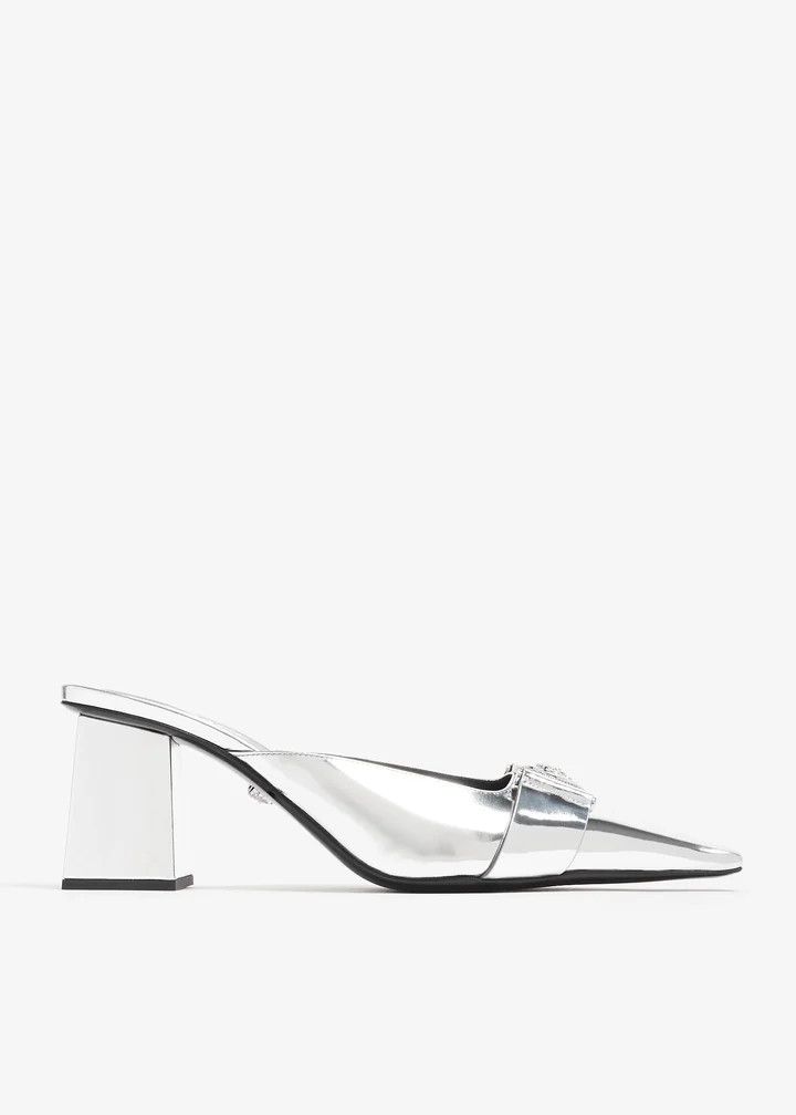 o1y0226 Mules in Silver
