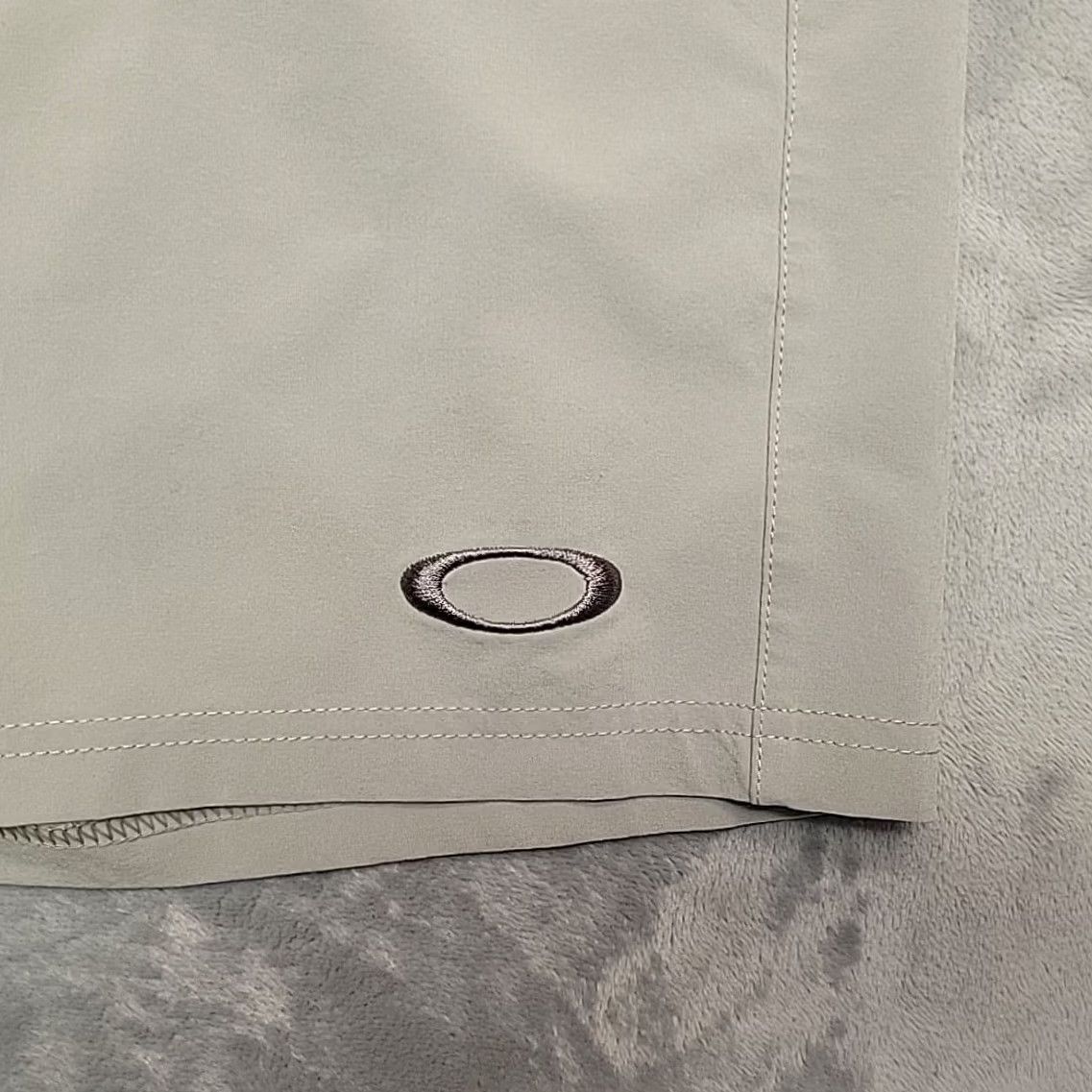 Oakley Oakley Shorts Mens 40 Beige Flat Front Performance Golf Hybrid Stretch Outdoors Size US 40 / EU 56 - 2 Thumbnail