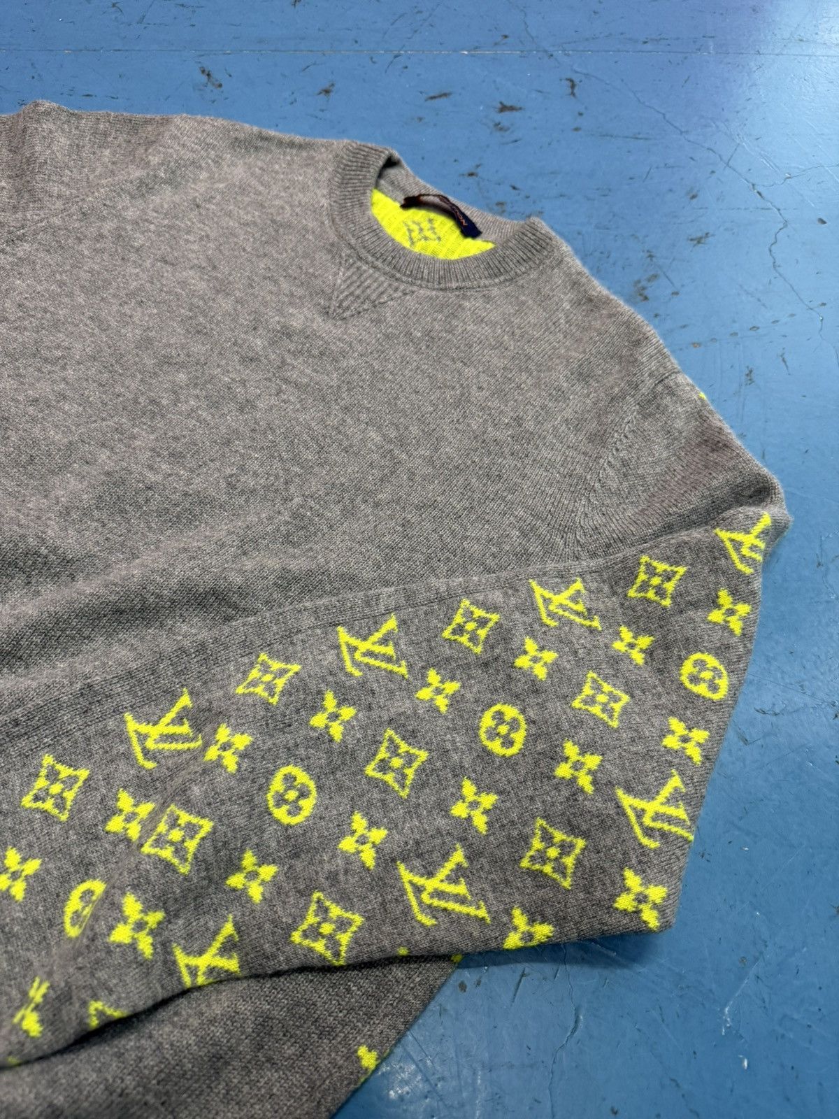 Louis Vuitton LOUIS VUITTON MONOGRAM CASHMERE SWEATER Size US XXL / EU 58 / 5 - 3 Thumbnail