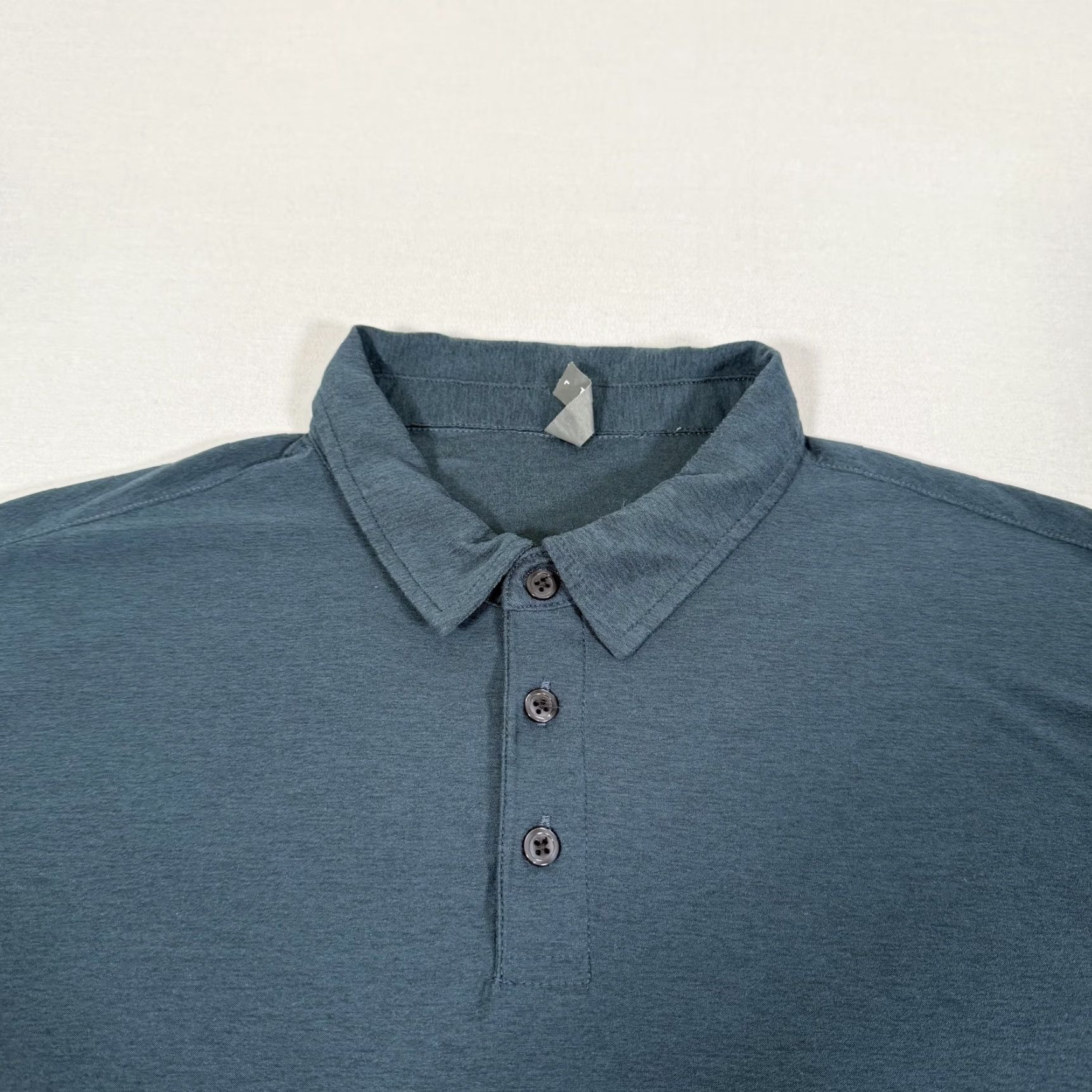 Vuori Vuori Polo Shirt Mens Large Blue Short Sleeve 3-Button Collared Stretch Lightweight Golf Modern Sports Logo Men Size US L / EU 52-54 / 3 - 2 Thumbnail