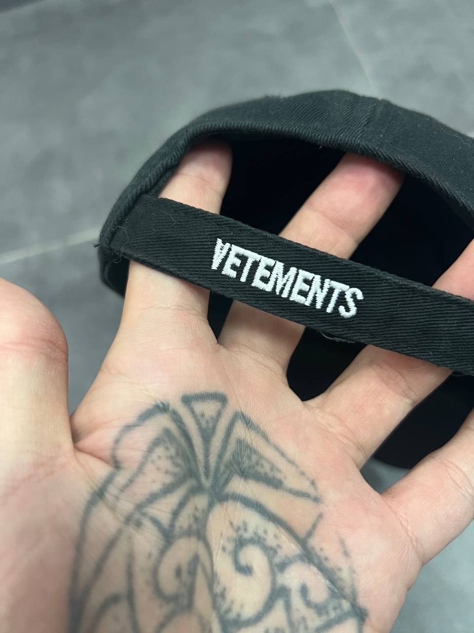 Vetements VETEMENTS AW17’ BIG DADDY LONG BILL HUMOR DAD HAT CAP Size ONE SIZE - 4 Thumbnail