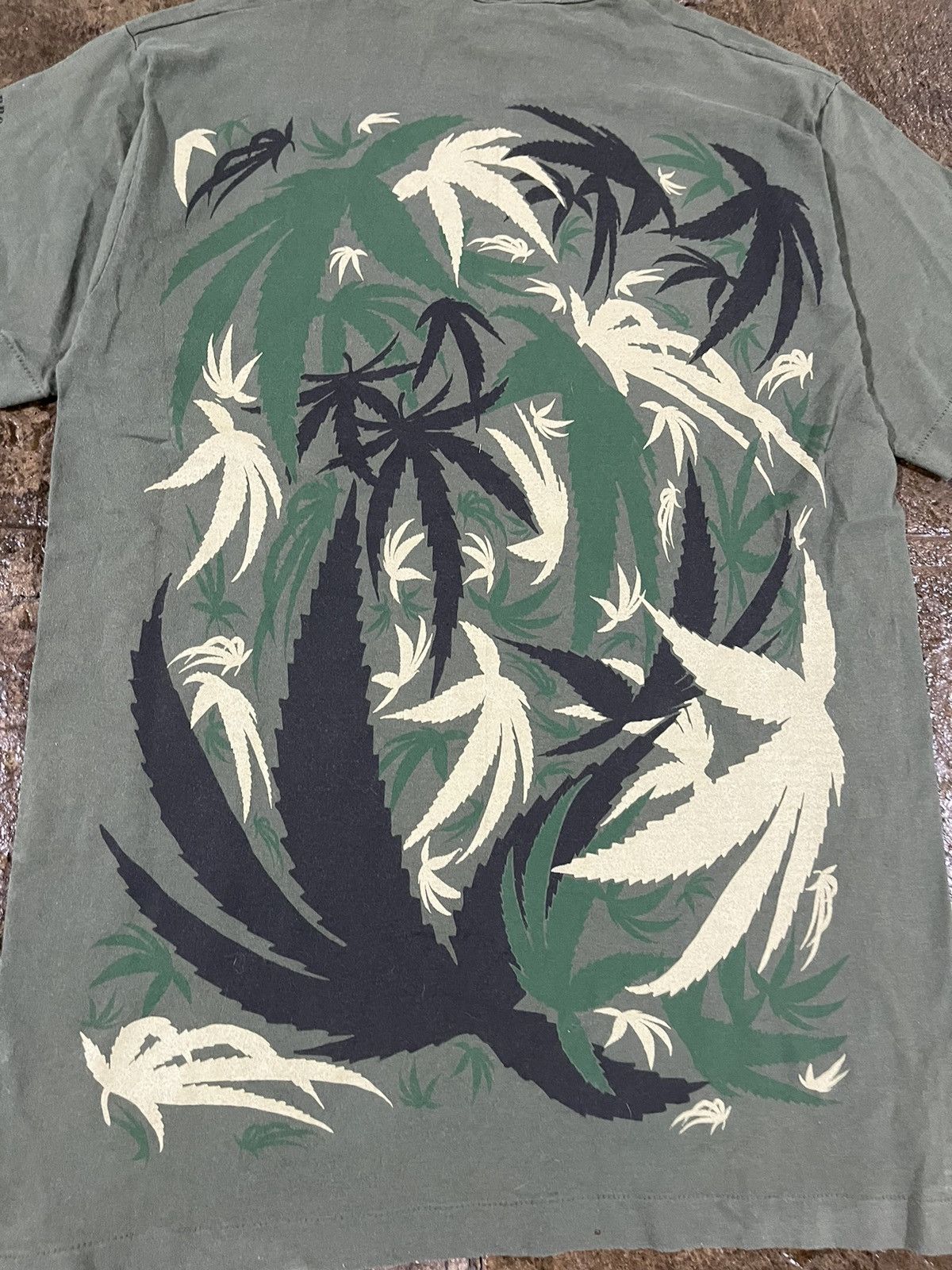 Vintage Crazy Vintage 90s All Over Print Weef Pot Leaf Drug Tee Size US L / EU 52-54 / 3 - 7 Thumbnail